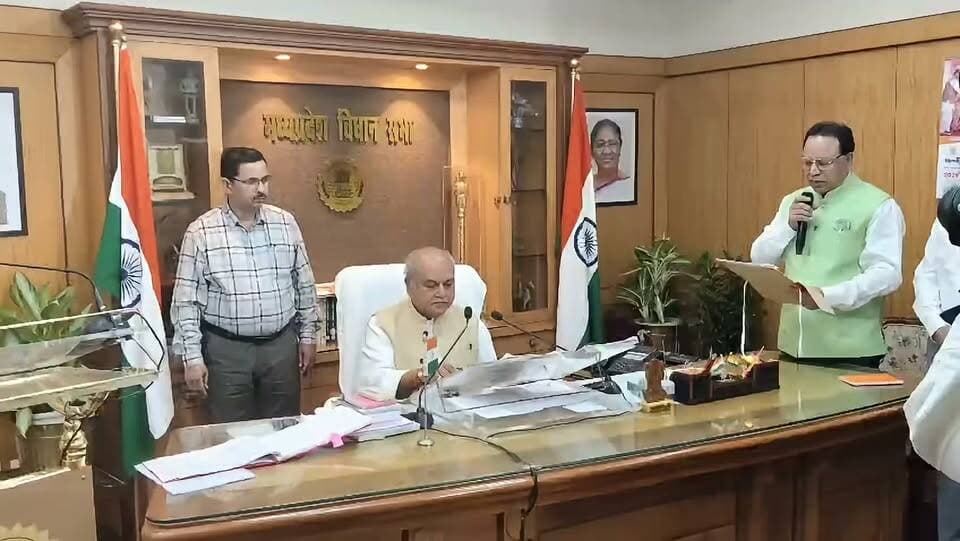 भोपाल- मध्यप्रदेश विधानसभा में आज विधानसभा अध्यक्ष नरेंद्र सिंह तोमर ने दतिया विधानसभा क्षेत्र के विधानसभा उपचुनाव में चुने गए कांग्रेस से सदस्य घनश्याम सिंह को विधायक पद की शपथ दिलाई।