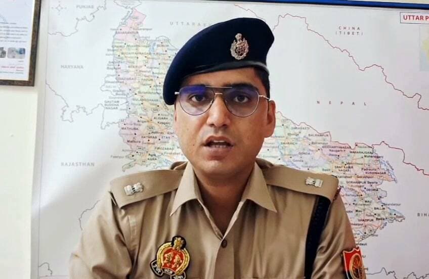 *सर्राफा व्यापारी की बाइक में स्मैक रखी:* 4 पुलिसकर्मियों पर FIR, थाने ले जाकर मारने-पीटने का आरोप; 2 लाख रुपए लेकर छोड़ा, चारों पुलिसकर्मियों को सस्पेंड कर दो को हिरासत में लिया गया, दो की तलाश जारी, चारों आरोपी सिपाही तिलहर थाने में हैं तैनात। परशुरामपुरी थाना क्षेत्र की घटना।
https://dainik.bhaskar.com/VNblLIOad6b?ref=MjA1MjQ2MTQ2NTQ1MDU0MTA1Ng%3D%3D