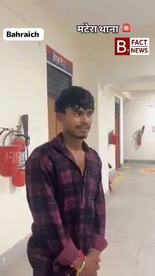 रील की धुन, बेखौफ जुनून: मटेरा में कानून को ठेंगा दिखाते रीलबाज, पुलिस की खामोशी पर उठे सवाल
सोशल मीडिया पर वायरल हो रहा मटेरा का वो वीडियो जिसमें युवक पृष्ठभूमि में 'दिल पे ज़ख्म खाते हैं...' शायरी गाते/सुनाते हुए स्टंट या नाटकीय अंदाज में रील बना रहा है। स्क्रीन पर लाल रंग में
दिल पे ज़ख्म खाते हैं... जान से गुजरते हैं!"
शायरी की इन पंक्तियों के साथ बहराइच का मटेरा क्षेत्र एक बार फिर चर्चा में है। बेखौफ रीलबाज, कैमरे का एंगल और कानून की परवाह से परे एक युवक का यह अंदाज अब सोशल मीडिया पर सनसनी बना हुआ है।
सड़क हो या सार्वजनिक जगह, इन रीलबाजों के लिए न तो अपनी जान की फिक्र है और न ही दूसरों की सुरक्षा का ख्याल। मटेरा थाना क्षेत्र से सामने आए इस वीडियो ने न सिर्फ लोगों का ध्यान खींचा है, बल्कि स्थानीय सुरक्षा व्यवस्था पर भी बड़ा सवालिया निशान लगा दिया है।
जब युवक बेखौफ होकर बीच राह रील बना रहा था, तब गश्त करने वाली पुलिस कहां थी?
क्या मटेरा इलाके में रीलबाजों के सिर से कानून का खौफ पूरी तरह खत्म हो चुका है?
आए दिन ऐसे वीडियो सामने आने के बावजूद कड़े कदम क्यों नहीं उठाए जा रहे?
सोशल मीडिया पर वायरल इस वीडियो ने न सिर्फ सनसनी फैलाई है, बल्कि पुलिस की सतर्कता और निगरानी पर भी सवाल दागे हैं। अब देखना यह होगा कि बहराइच पुलिस और मटेरा थाना प्रशासन इस वायरल वीडियो का क्या संज्ञान लेती है और इस 'शायर रीलबाज' पर क्या कार्रवाई होती है।