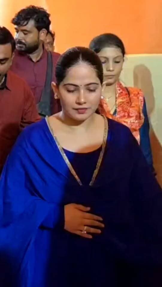 बागेश्वर धाम सरकार से मिलने पहुंची कथावाचक जया किशोरी जी..
#viralvideo #viralreels #hanumanansh #bageshwar