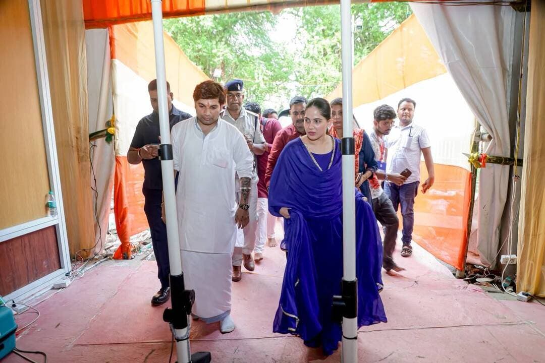 कोलकाता में बागेश्वर धाम की हनुमान कथा में पहुंचीं जया किशोरी, महाराज श्री से की भेंट
पश्चिम बंगाल के कोलकाता में आयोजित बागेश्वर सरकार की तृतीय दिवस की श्री हनुमान कथा में सुप्रसिद्ध कथावाचिका जया किशोरी जी ने सहभागिता की। उन्होंने पूज्य महाराज श्री से भेंट कर हनुमान कथा का रसपान किया। धार्मिक आयोजन में दोनों संतों की मुलाकात चर्चा का विषय बनी।
#BageshwarDham #BageshwarSarkar #DhirendraKrishnaShastri #JayaKishori #HanumanKatha