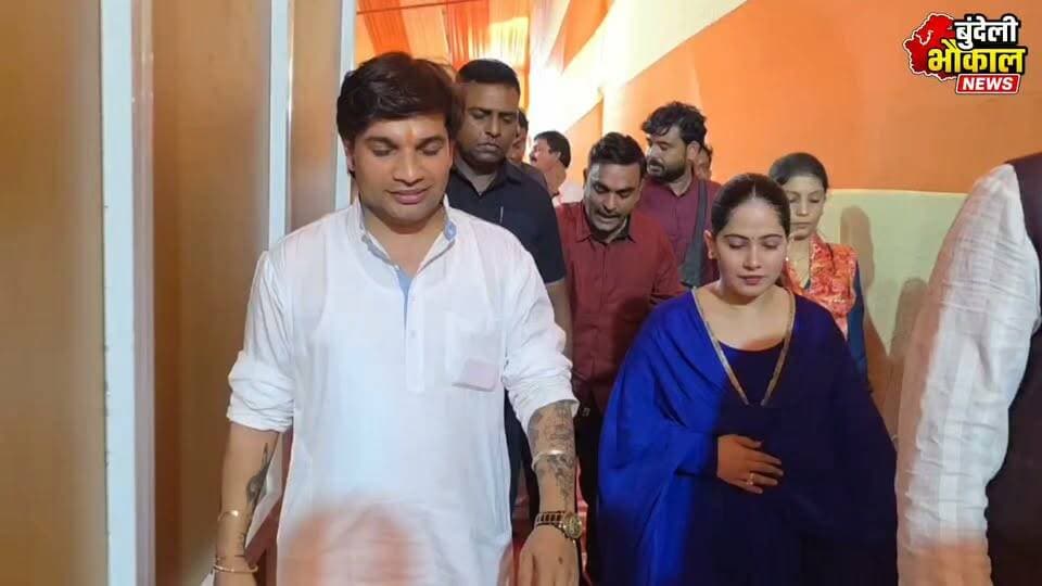 कोलकाता में बागेश्वर धाम की हनुमान कथा में पहुंचीं जया किशोरी, महाराज श्री से की भेंट
पश्चिम बंगाल के कोलकाता में आयोजित बागेश्वर सरकार की तृतीय दिवस की श्री हनुमान कथा में सुप्रसिद्ध कथावाचिका जया किशोरी जी ने सहभागिता की। उन्होंने पूज्य महाराज श्री से भेंट कर हनुमान कथा का रसपान किया। धार्मिक आयोजन में दोनों संतों की मुलाकात चर्चा का विषय बनी।
#BageshwarDham #BageshwarSarkar #DhirendraKrishnaShastri #JayaKishori #HanumanKatha