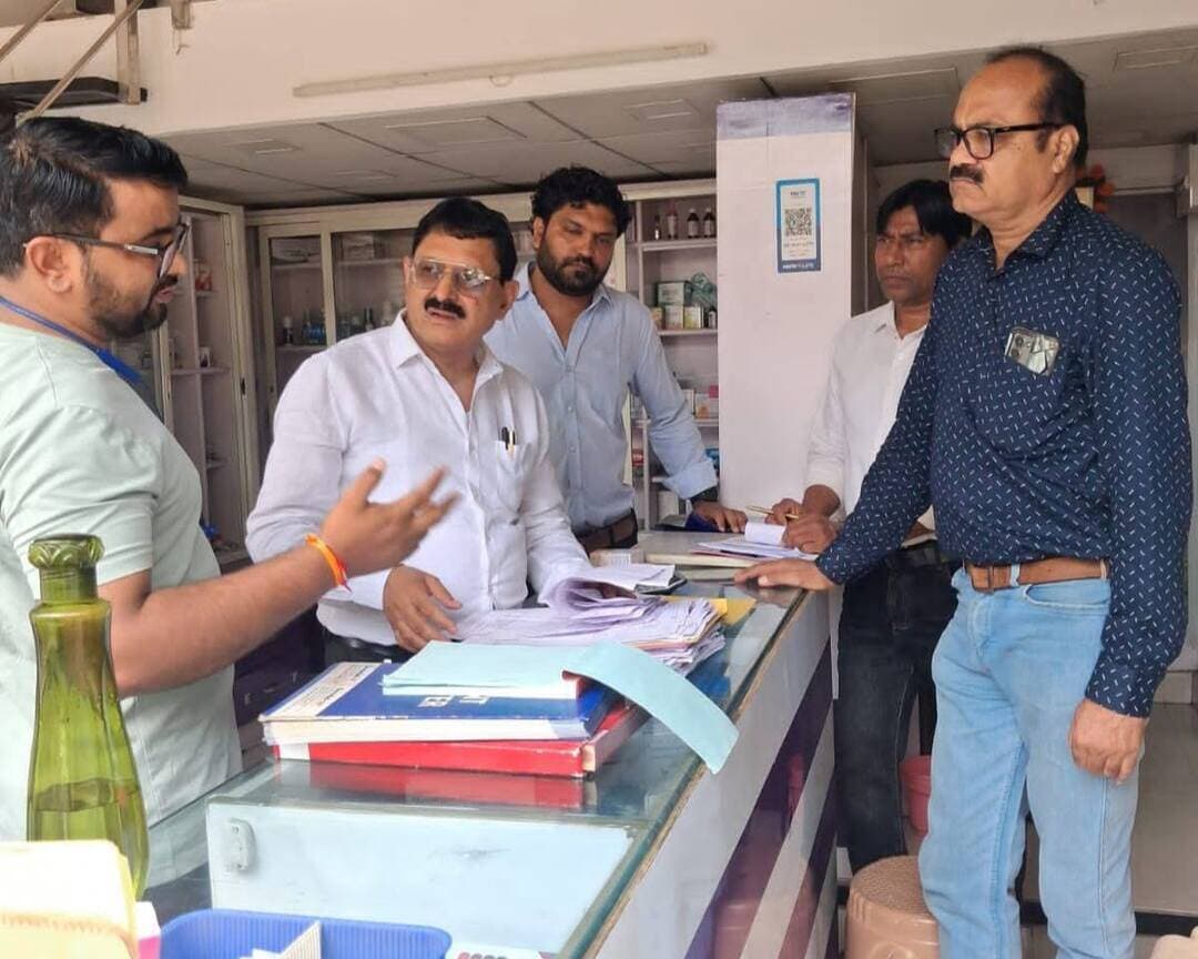 मुख्य चिकित्सा अधिकारी डॉ. जुगतावत ने मेडिकल स्टोर्स का निरीक्षण किया
---
कलेक्टर श्री ऋषव गुप्ता के निर्देश पर मुख्य चिकित्सा एवं स्वास्थ्य अधिकारी डॉ. ओपी जुगतावत ने रविवार को खंडवा शहर में संचालित मेडिकल स्टोर्स का औचक निरीक्षण किया । इस दौरान डॉ.अतुल माने, ड्रग इंस्पेक्टर श्री मंजीत जामले , ए.एस.ओ. श्री मेहबुब खान टीम के द्वारा मेडिकल स्टोरों की गहन जांच की गई। जांच में शासन के नियमों के अनुसार दवाओं के क्रय-विक्रय, रिकॉर्ड संधारण एवं लाइसेंस संबंधी दस्तावेजों की बारीकी से पड़ताल की गई।
निरीक्षण के दौरान डॉक्टर जुगतावत ने खण्डवा शहर के पल्स मेडिकल, जमुना मेडिकल, एश्वर्य मेडिकल, बांबे केमिस्ट, कृष्णा मेडिकोज, गौसिया मेडिकल का औचक निरीक्षण किया। उन्होंने मेडिकल स्टोर्स पर उपस्थित मरीजों से पूछताछ भी की। डॉक्टर जुगतावत ने मेडिकल स्टोर संचालकों को लायसेंस की प्रति दर्शनीय स्थल पर लगाने एवं दवाओं का विक्रय वैध पर्ची पर ही करने के निर्देश दिए।
Jansampark Madhya Pradesh
General Administration Department, MP
Directorate of Health Services, Madhya Pradesh
IEC Cmho khandwa
#khandwa
