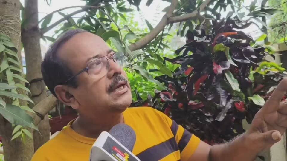 চন্দ্রবোড়ার আতঙ্কে আবাসিকরা! নজরদারি নেই স্বাস্থ্য দপ্তরের, বোলপুর হাসপাতালের পিছনে ঘন জঙ্গল।
