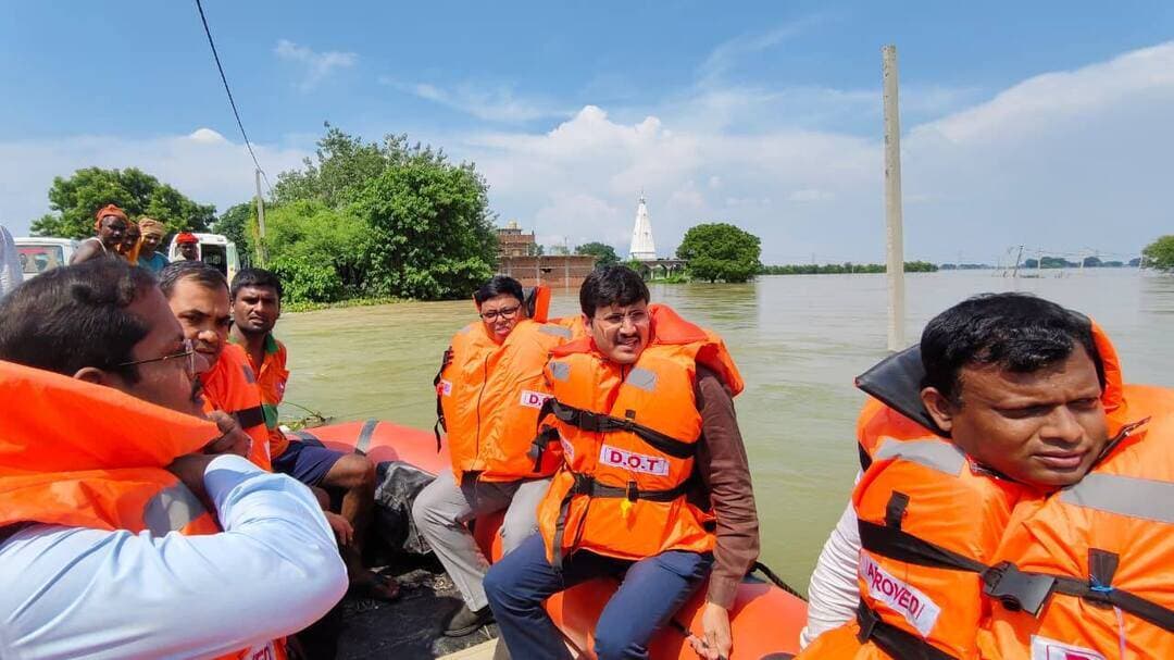 *बाढ़ प्रभावित क्षेत्र में राहत व्यवस्थाओं का जायजा लेने पहुँचे जिलाधिकारी, सामुदायिक रसोई, मेडिकल कैंप एवं पशुचारा वितरण का किया निरीक्षण*
बाढ़ प्रभावित क्षेत्रों में राहत एवं बचाव कार्यों की जमीनी स्थिति का जायजा लेने के लिए जिला पदाधिकारी, भोजपुर श्री मनेश कुमार मीणा द्वारा एसडीआरएफ की नाव के माध्यम से शाहपुर प्रखंड के लच्छू टोला स्थित श्याम बाबा का डेरा का भ्रमण किया गया। इस दौरान उन्होंने वहां संचालित सामुदायिक रसोई केंद्र का निरीक्षण किया।
जिला पदाधिकारी महोदय ने सामुदायिक रसोई केंद्र में उपलब्ध कराए जा रहे भोजन की गुणवत्ता एवं स्वच्छता की जानकारी ली तथा स्वयं भोजन ग्रहण कर खाने की गुणवत्ता की जांच की। साथ ही, उन्होंने सामुदायिक रसोई में भोजन कर रहे बाढ़ प्रभावित लोगों से बातचीत कर उनकी समस्याओं एवं आवश्यकताओं की जानकारी ली।
जिला पदाधिकारी महोदय ने क्षेत्र में संचालित मेडिकल कैंप का भी निरीक्षण किया तथा उपलब्ध स्वास्थ्य सुविधाओं, दवाओं एवं चिकित्सा व्यवस्था की जानकारी ली। उन्होंने प्रभावित लोगों को आवश्यकतानुसार समय पर चिकित्सा सुविधा उपलब्ध कराने के निर्देश दिए।
इसके अलावा, पशुओं के लिए लगाए गए कैंप एवं पशुचारा वितरण की व्यवस्था का भी निरीक्षण किया गया। उन्होंने संबंधित पदाधिकारियों से पशुचारा की उपलब्धता एवं वितरण की जानकारी ली तथा बाढ़ प्रभावित पशुपालकों को आवश्यकतानुसार पशुचारा उपलब्ध कराने के निर्देश दिए।
जिला पदाधिकारी महोदय ने कहा कि जिला प्रशासन द्वारा बाढ़ प्रभावित क्षेत्रों में राहत, भोजन, स्वास्थ्य, पशुचारा एवं आवागमन से संबंधित व्यवस्थाओं की लगातार निगरानी की जा रही है, ताकि प्रभावित लोगों एवं उनके पशुधन को आवश्यक सहायता समय पर उपलब्ध कराई जा सके।