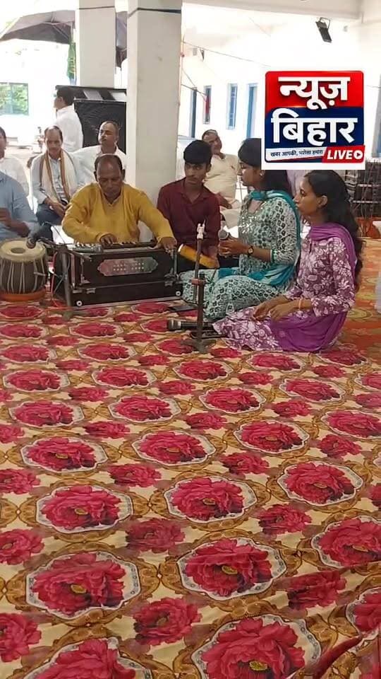 जलालपुर में JDU का मनोनयन पत्र वितरण समारोह, विधायक रणधीर सिंह ने कार्यकर्ताओं को किया सम्मानित
जलालपुर, सारण।
जलालपुर प्रखंड में जनता दल यूनाइटेड (JDU) की ओर से मनोनयन पत्र वितरण एवं सम्मान समारोह का आयोजन किया गया। समारोह में मांझी विधानसभा क्षेत्र के विधायक माननीय रणधीर सिंह मुख्य अतिथि के रूप में पहुंचे।
कार्यक्रम के दौरान विधायक रणधीर सिंह ने पार्टी से जुड़े कार्यकर्ताओं एवं पदाधिकारियों को मनोनयन एवं सम्मान पत्र वितरित कर सम्मानित किया। उन्होंने कार्यकर्ताओं से संवाद करते हुए संगठन को मजबूत बनाने और जनता के बीच सक्रिय रहकर काम करने की बात कही।
समारोह में बड़ी संख्या में पार्टी कार्यकर्ता एवं स्थानीय लोग मौजूद रहे। विधायक ने उपस्थित लोगों से बातचीत कर क्षेत्र की समस्याओं और जनहित से जुड़े मुद्दों पर भी चर्चा की। उन्होंने कहा कि कार्यकर्ताओं की सक्रियता और जनता से सीधा संवाद ही संगठन की मजबूती का आधार है।
कार्यक्रम के दौरान कार्यकर्ताओं में खासा उत्साह देखने को मिला। सम्मान पत्र मिलने के बाद कार्यकर्ताओं ने पार्टी नेतृत्व और विधायक का आभार जताया।
जलालपुर से न्यूज़ बिहार लाइव के लिए रिपोर्ट
जलालपुर प्रखंड जनता दल यूनाइटेड समारोह मनोनयन पत्र वितरण समारोह जलालपुर विधायक जी मुख्य अतिथि