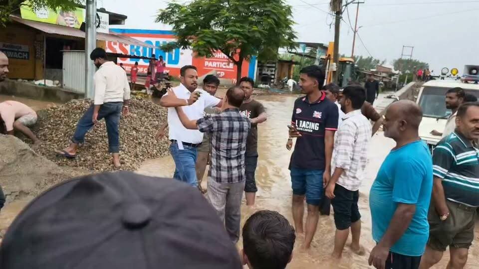 बाजपुर
*बाजपुर में #भाजपा नेता व पूर्व विधानसभा प्रत्याशी राजेश_सिंह की दबंगई।।।*
*PWD अधिकारी के मुंह पर पोती कालिख, समर्थकों संग की पिटाई, जमकर हुआ हंगामा, #एसडीएम भी मौके पर थी मौजूद!!* वीडियो वायरल