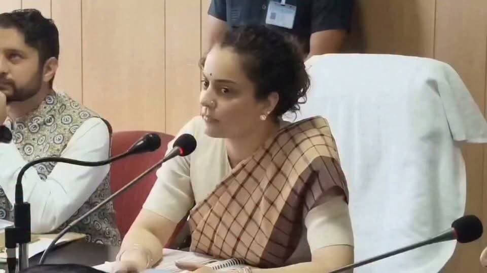 मंडी लोकसभा सीट से भाजपा सांसद कंगना रनौत का एक वीडियो सोशल मीडिया पर तेजी से वायरल हो रहा है। मंडी में आयोजित दिशा (DISHA) समिति की बैठक के दौरान कंगना अधिकारियों पर जमकर बरसीं। उन्होंने विकास कार्यों में देरी और लापरवाही को लेकर प्रशासनिक तंत्र को आड़े हाथों लिया।