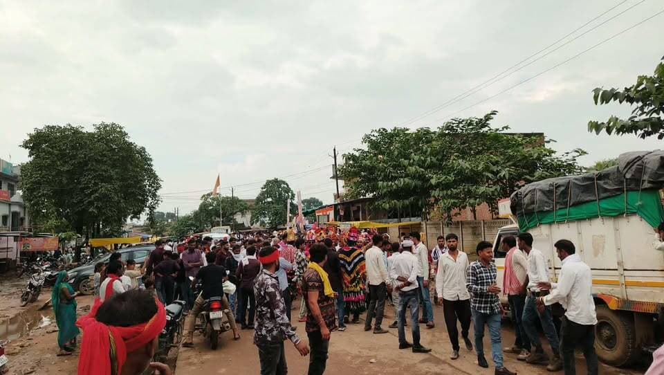 रैपुरा में श्री कृष्ण बलराम शोभायात्रा के दौरान देशी दीवारी नृत्य