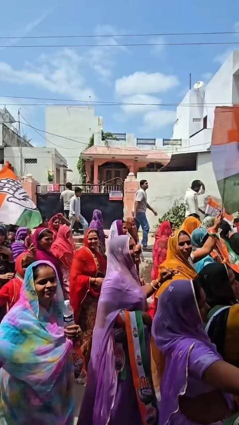 जनसमर्थन का यह सैलाब, वार्ड 76 में विकास और बदलाव का नया आगाज है!
आज जनसंपर्क और भव्य रैली के दौरान वार्ड 76 के देवतुल्य मतदाताओं, बुजुर्गों, युवाओं और मातृशक्ति से मिले अपार स्नेह, आशीर्वाद और विश्वास के लिए मैं हृदय की गहराइयों से आभारी हूँ। सड़कों पर उमड़ा यह जनसैलाब साफ बता रहा है कि जीत केवल प्रत्याशी की नहीं, बल्कि वार्ड 76 के हर नागरिक की होने जा रही है।
आप सभी का हर एक वोट वार्ड 76 के उज्ज्वल भविष्य की नींव रखेगा। इस अटूट विश्वास के लिए कोटि-कोटि धन्यवाद।
"आपका विश्वास, वार्ड 76 का विकास"
आपकी अपनी बेटी व बहू,
इंद्रा डांगी
प्रत्याशी - वार्ड 76, उदयपुर नगर निगम
#वार्ड76 #जनसंपर्क #जनसमर्थन #विकास_की_ओर वार्ड76_का_विकास जनता_का_विश्वास