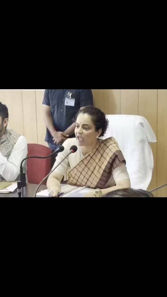 🚨 “11 करोड़ दिए हैं और काम एक भी नहीं हुआ!”
मंडी में अधिकारियों पर भड़कीं सांसद कंगना रनौत 🔥
कंगना रनौत ने अधिकारियों पर नाराजगी जताते हुए कहा—
🗣️ “11 करोड़ दिए हैं और काम एक भी नहीं हुआ। इतनी निठल्ली है, इतनी निकृष्ट है। क्या बोलूं मैं वहां पर मीडिया के सामने… इतना ज्यादा निगेटिव प्रचार हो रहा है, लोग रील बना रहे हैं।”
मंडी में विकास कार्यों को लेकर कंगना का यह बयान अब चर्चा में है। उन्होंने अधिकारियों की कार्यप्रणाली पर सवाल उठाते हुए नाराजगी जाहिर की।
📢 आप कंगना के इस बयान से सहमत हैं? अपनी राय कमेंट में बताएं।
#Mandi #HimachalPradesh #ViralVideo #BreakingNews #PoliticalNews #NewsUpdate