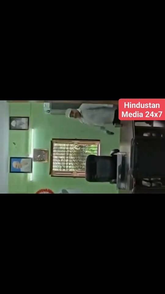 🆕 बिहार: ऑफिस ज्वाइन करने से पहले वेदमंत्रों और गंगाजल से आचमन, प्रिंसिपल सस्पेंड
मुजफ्फरपुर। मुरौल प्रखंड स्थित शिवनंदन उच्च माध्यमिक विद्यालय से जुड़ा एक मामला चर्चा में है। दावा है कि स्कूल में नई जिम्मेदारी संभालने से पहले प्रधानाध्यापक ज्ञान प्रकाश ने वेदमंत्रों के उच्चारण और गंगाजल से आचमन के साथ कार्यालय में प्रवेश किया।
घटना का वीडियो/तस्वीरें सोशल मीडिया पर सामने आने के बाद मामला चर्चा में आ गया। इसके बाद बिहार शिक्षा विभाग द्वारा प्रधानाध्यापक को निलंबित किए जाने की बात सामने आ रही है।
#Bihar #Muzaffarpur #SchoolNews #BiharNews #School #ViralNews