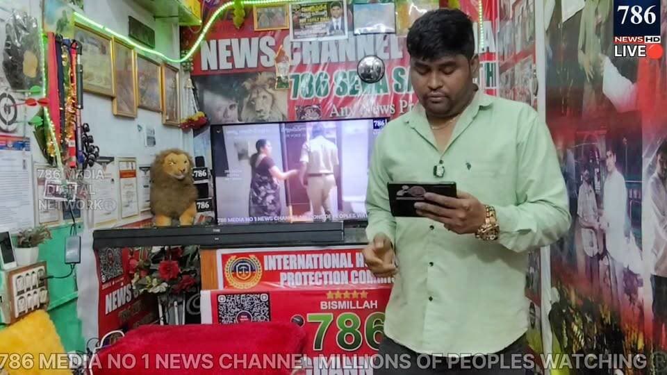 BREAKING NEWS LIVE 🔴 #786MEDIA UR VOICE OUR REPORTS భార్య వ్యాపారవేత్తను రెడ్ హ్యాండెడ్గా పట్టుకోవడంతో వ్యాపార వర్గాల్లో కలకలం రేగింది
అతనికి పెళ్లై ఇద్దరు పిల్లలు ఉన్నారు. కుటుంబ భారాన్ని మోయాల్సిన ఇల్లే తన సర్వస్వం అని అతను భావించాడు. కానీ, అతను ఒక దుకాణంలో పనిచేసే మరో మహిళతో ప్రేమలో పడ్డాడు. అతను తన కష్టార్జితంలో సింహభాగాన్ని ఆమెపై ఖర్చు చేశాడు. కనురెప్పపాటులో భార్యాబిడ్డలను చూసుకోవాల్సిన భర్త, ఆరేళ్లుగా సాగిస్తున్న తన రహస్య సంబంధాన్ని ఎట్టకేలకు బయటపెట్టుకున్నాడు. రాత్రిపూట తన ప్రియురాలి గదిలో భర్తను రెడ్ హ్యాండెడ్గా పట్టుకోవడంతో సూర్యాపేట పట్టణంలో కలకలం రేగింది. ఈ ఘటన సూర్యాపేట పట్టణంలోని ఎన్టీఆర్ కాలనీలో గురువారం రాత్రి జరిగింది. స్థానికులు, బాధితురాలి కథనం ప్రకారం వివరాలు ఈ విధంగా ఉన్నాయి. #INTERNATIONALHUMANRIGHTS #LOVE #JUSTICE #WOMENSAFETY #AFFAIRS #CRIME #ANDHRAPRADESH #APPOLICEour team working for better society social service social activist 786media no 1 news channel millions of peoples watching subscribe like share follow on Facebook YouTube what's app Instagram upcoming satellite channel any programs ads cal 7674963786 Link.... https://youtube.com/@786newschannelmedia?si=_lE4QclzqlMP31cF ANDHRA PRADESH SAMACHARAM DAILY PAPER. RNI:APTEL/25/A2057.
AP STATE INCHARGE. 786 FAYAZ BHAI