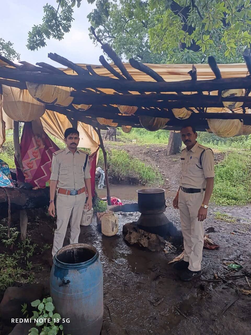 अवैध शराब के विरुद्ध आबकारी विभाग की कार्रवाई, 3 प्रकरण दर्ज
सीहोर जिले में अवैध शराब के निर्माण एवं परिवहन के विरुद्ध आबकारी विभाग द्वारा लगातार कार्रवाई की जा रही है। कलेक्टर श्री बालागुरु के. के मार्गदर्शन एवं जिला आबकारी अधिकारी के निर्देशन में विभागीय दल द्वारा विभिन्न क्षेत्रों में दबिश देकर अवैध शराब बनाने में प्रयुक्त सामग्री और कच्ची शराब जब्त की गई।
इसी क्रम में आबकारी वृत्त श्यामपुर के अंतर्गत ग्राम मोलाखेड़ी के जंगल में कार्रवाई करते हुए हाथ भट्टी की कच्ची शराब बनाने में प्रयुक्त लगभग 700 किलोग्राम महुआ लाहन तथा 30 लीटर हाथ भट्टी की कच्ची शराब बरामद की गई। इस कार्रवाई में दो प्रकरण पंजीबद्ध किए गए। इसी प्रकार आबकारी वृत्त बुधनी के अंतर्गत जंगल क्षेत्र में दबिश देकर 200 किलोग्राम महुआ लाहन तथा उससे निर्मित 10 लीटर हाथ भट्टी की कच्ची शराब जब्त कर एक प्रकरण दर्ज किया गया।
आबकारी विभाग द्वारा की गई कार्रवाई में कुल 3 प्रकरण पंजीबद्ध किए गए हैं। जब्त सामग्री का अनुमानित मूल्य लगभग 98 हजार रुपये बताया गया है। सभी प्रकरणों में आबकारी अधिनियम के तहत नियमानुसार कार्रवाई की जा रही है। विभाग ने अवैध शराब के निर्माण, संग्रहण एवं बिक्री के विरुद्ध अभियान लगातार जारी रखने की बात कही है। यह कार्रवाई आबकारी उपनिरीक्षक श्री माधव कुंडल, आरक्षक श्री आकाश कोरी तथा राधेश्याम द्वारा की गई है।
#JansamparkMP #CMMadhyaPradesh #MadhyaPradesh #sehore