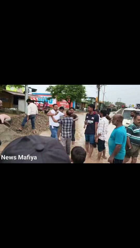 🚨कालिख पोती, फिर हुई धक्का-मुक्की! SDM की मौजूदगी में PWD अधिकारी से बदसलूकी
बाजपुर। लोक निर्माण विभाग (PWD) के एक अधिकारी पर कथित लापरवाही का आरोप लगाते हुए विरोध के दौरान मामला हंगामे तक पहुंच गया। आरोप है कि राजेश कुमार नामक व्यक्ति ने अधिकारी के चेहरे पर कालिख पोत दी, जिसके बाद उनके साथ धक्का-मुक्की और मारपीट की गई।
बताया जा रहा है कि घटना के समय बाजपुर SDM ऋचा सिंह समेत प्रशासनिक अधिकारी मौके पर मौजूद थे। घटना का वीडियो सामने आने के बाद प्रशासन की भूमिका और कानून-व्यवस्था को लेकर सवाल उठ रहे हैं।
फिलहाल अधिकारी पर लगाए गए आरोपों और उनके साथ हुई कथित मारपीट की घटना में प्रशासन की कार्रवाई पर नजर है।
#Uttarakhand #Bajpur #PWD #UttarakhandNews #NewsMafiya
