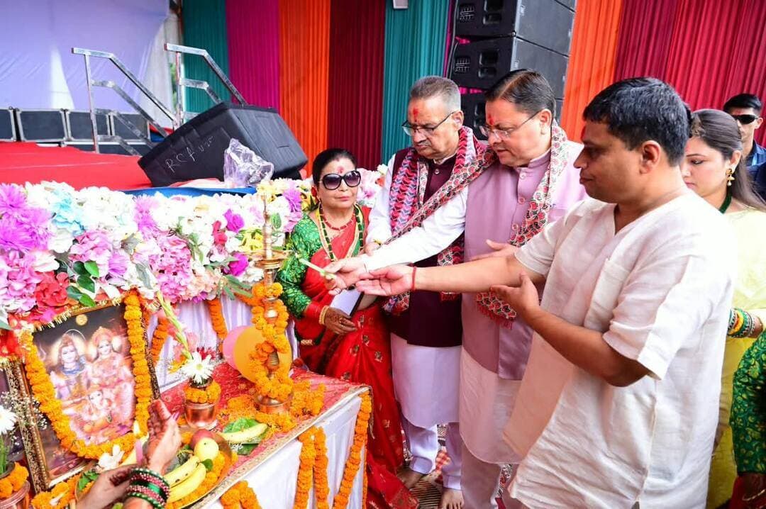 🚨हरितालिका तीज उत्सव को सरकारी स्तर पर और भव्य बनाया जाएगा: CM धामी
देहरादून। मुख्यमंत्री पुष्कर सिंह धामी ने रविवार को गढ़ी कैंट स्थित जसवंत सिंह ग्राउंड में आयोजित गोर्खाली महिला हरितालिका तीज उत्सव में शिरकत की। इस दौरान उन्होंने गोर्खाली समाज की माताओं-बहनों को तीज पर्व की शुभकामनाएं दीं और हरितालिका तीज उत्सव को सरकारी स्तर पर और अधिक भव्य रूप से आयोजित करने की घोषणा की।
मुख्यमंत्री ने कहा कि हरितालिका तीज माता पार्वती की तपस्या, विश्वास और शक्ति का प्रतीक है। ऐसे पारंपरिक पर्व नई पीढ़ी को अपनी संस्कृति और जड़ों से जोड़ने में महत्वपूर्ण भूमिका निभाते हैं।
उन्होंने कहा कि उत्तराखंड की विकास यात्रा में गोर्खाली समाज का महत्वपूर्ण योगदान रहा है। गोर्खा समाज अपनी वीरता, मेहनत, निष्ठा और राष्ट्रभक्ति के लिए जाना जाता है। शिक्षा, खेल, कला-साहित्य और समाज सेवा समेत विभिन्न क्षेत्रों में समाज के लोगों ने प्रदेश के विकास में योगदान दिया है।
मुख्यमंत्री ने अमर शहीद कप्तान दल बहादुर थापा की स्मृति में बनने वाले ‘आजाद हिन्द फौज शहीद द्वार’ का भी उल्लेख किया और कहा कि यह आने वाली पीढ़ियों को गोर्खा वीरों के त्याग और बलिदान से परिचित कराएगा।
महिला सशक्तीकरण पर मुख्यमंत्री ने कहा कि मातृशक्ति का सशक्तीकरण राज्य सरकार की सर्वोच्च प्राथमिकताओं में शामिल है। उन्होंने महिलाओं के लिए सरकारी सेवाओं में 30 प्रतिशत क्षैतिज आरक्षण, समान नागरिक संहिता और स्वयं सहायता समूहों के माध्यम से महिलाओं को आत्मनिर्भर बनाने के प्रयासों का जिक्र किया। मुख्यमंत्री के अनुसार प्रदेश में 3 लाख से अधिक महिलाएं ‘लखपति दीदी’ बन चुकी हैं।
कार्यक्रम में कैबिनेट मंत्री गणेश जोशी, आचार्य बालकृष्ण, गीता पुष्कर धामी, गोर्खाली सुधार सभा के अध्यक्ष पदम सिंह थापा सहित कई गणमान्य लोग मौजूद रहे।