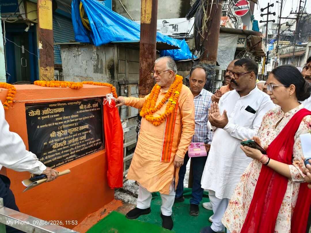 👉#₹10.70 करोड़ से शहर की 10 सड़कों का होगा कायाकल्प, वित्त मंत्री ने किया शिलान्यास
दो से तीन माह में पूरे होंगे सड़क निर्माण के काम, बेहतर आवागमन और जलनिकासी की मिलेगी सुविधा
शाहजहांपुर। नगर निगम शाहजहांपुर क्षेत्र में सड़क एवं जलनिकासी व्यवस्था को बेहतर बनाने के उद्देश्य से राज्य सेक्टर योजना के प्रथम चरण के अंतर्गत ₹10 करोड़ 70 लाख की लागत से 08 हॉट मिक्स (डामर) एवं 02 सीसी सड़कों के विकास कार्यों का शिलान्यास किया गया। महानगर के 10 स्थलों पर आयोजित कार्यक्रम में वित्त मंत्री ने पहुंचकर प्रस्तावित सड़कों का शिलान्यास किया।इनमें जियाखेल में एनएच-24 स्थित हरिओम पान वाले की दुकान से अब्दुल्लागंज होते हुए मघई टोला एसटीपी तक, चार खंभा से किला रोड, खोया मंडी से अनाज मंडी रोड, एवी रिच इंटर कॉलेज से सुनहरी मस्जिद, बेरी चौकी से मालखाना कच्चा कटरा मोड़, बिजलीपुरा में निदान पैथोलॉजी से खेमकरण के मकान होते हुए बर्फ खाना के पास तक, घंटाघर से चार खंभा, ताजूखेल/खलील गर्वी में अंजान चौकी से नेशनल स्कूल होते हुए अम्बा टॉकीज मार्ग, कच्चा कटरा से राजघाट पुलिस चौकी तथा राजघाट मार्ग से जामा मस्जिद के पीछे तक की सड़कें शामिल हैं।वित्त मंत्री ने कहा कि इन विकास कार्यों के पूर्ण होने से शहर में बेहतर सड़क सुविधा, सुगम आवागमन और जलनिकासी व्यवस्था सुनिश्चित होगी। निर्माण कार्यों को 2 से 3 माह में पूरा कराने का लक्ष्य निर्धारित किया गया है। कार्यक्रम में कार्यकारिणी समिति के उप सभापति वेद प्रकाश मौर्य, नगर आयुक्त सोम्या गुरुरानी, अपर नगर आयुक्त अजय कुमार त्रिपाठी, मुख्य अभियंता आशीष त्रिवेदी सहित नगर निगम के अधिकारी, कर्मचारी, पार्षद एवं जनप्रतिनिधि मौजूद रहे।
Suresh Kumar Khanna
Nagar Ayukt Shahjahanpur