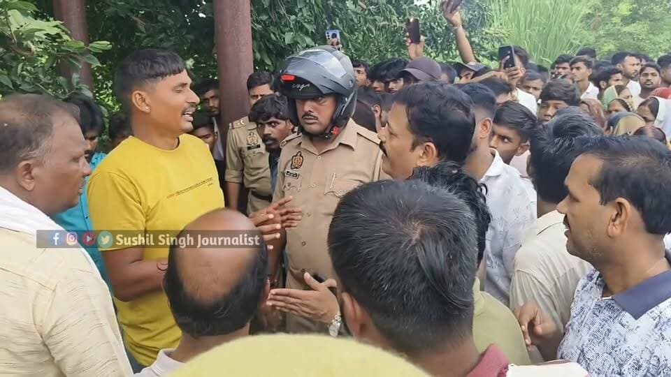कोपागंज थाना क्षेत्र के पुराघाट बरलाई रोड़ पर पोल से टकराकर दो युवकों के मौ*त के बाद भीड़ को पुलिस ने समझाकर बुझाकर जाम खुलवाया Video!
#Mau #maunews #Maupolice