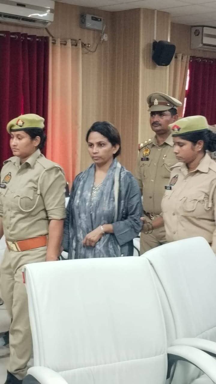 हनी ट्रैप में फँसे पूर्व थानाध्यक्ष सूर्य प्रकाश सिंह ने की थी आत्महत्या
#Basti #BastiNews #BastiPolice #crimenewsbasti
हनी ट्रैप का शिकार बनाने वाली महिला, वकील सहित 3 को पुलिस ने किया गिरफ्तार
आरोपियों पर कई लोगों पर हनीट्रैप, ब्लैकमेलिंग की मिली जानकारी
पुलिस के मुताबिक हनीट्रैप के जरिए अब तक चार लोगों से लाखों रुपये की उगाही की पुलिस को मिली जानकारी
सूर्य प्रकाश सिंह से आरोपियों के संपर्क और कॉल पैटर्न की भी जांच जारी
महिला ने थानाध्यक्ष को सुसाइड का वीडियो भेज कर एक करोड रुपए की रखी थी डिमांड
आरोपियों के कब्जे से बोलेरो और तीन मोबाइल फोन बरामद।
हनी ट्रैप के जरिए बनाई गई करोड़ों की संपत्ति पर भी होगी कार्रवाई- DIG संजीव त्यागी
पुलिस लाइन में DIG, एसपी ने प्रेस वार्ता कर दी जानकारी