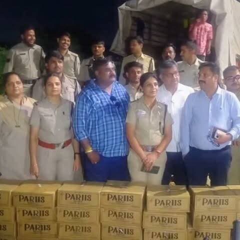 इंदौर में 2 दिन में 1,000 पेटी अवैध शराब जब्त, कीमत 95 लाख; हरियाणा कनेक्शन की जांच
इंदौर, 5 सितंबर। मुख्यमंत्री डॉ. मोहन यादव की जीरो टॉलरेंस नीति के तहत कलेक्टर शिवम वर्मा के निर्देश और सहायक आबकारी आयुक्त अभिषेक तिवारी के नेतृत्व में इंदौर आबकारी विभाग ने अवैध शराब के खिलाफ लगातार दूसरे दिन बड़ी कार्रवाई की। देव नगर क्षेत्र में पंचमुखी हनुमान मंदिर से आरटीओ की ओर जाने वाले मार्ग पर संदिग्ध एम बूस्टर प्लस आयशर वाहन MP09 GH 2370 की तलाशी में पैरिस रोज प्रीमियम व्हिस्की की करीब 500 पेटी, कीमत लगभग 45 लाख रुपए, बरामद की गई।इससे एक दिन पहले भी आबकारी विभाग ने कंटेनर ट्रक से हरियाणा की करीब 500 पेटी शराब, जिसकी कीमत लगभग 50 लाख रुपए थी, जब्त की थी। दो दिनों में करीब 1,000 पेटी और 95 लाख रुपए की अवैध शराब की जब्ती के बाद विभाग ने शराब की खेप के स्रोत, गंतव्य और परिवहन में शामिल लोगों की जांच तेज कर दी है। लगातार सामने आ रही बड़ी खेपों को देखते हुए संभावित अंतरराज्यीय शरा�