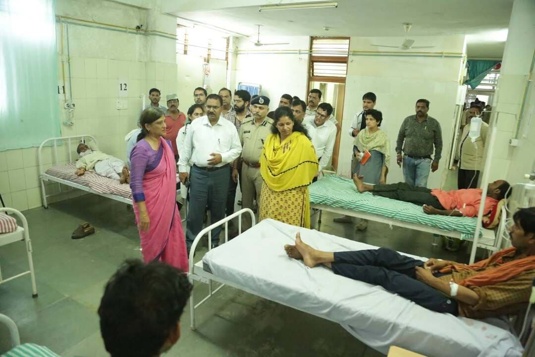 ➡️ जहरीली शराब मामले में एसीएस श्रीमती रस्तोगी बीएमसी और जिला अस्पताल पहुंची
➡️ मरीजों एवं परिजनों से चर्चा कर उपचार व्यवस्था की ली जानकारी
बण्डा क्षेत्र में संदिग्ध जहरीली एवं अवैध शराब के सेवन से प्रभावित मरीजों के उपचार एवं स्वास्थ्य व्यवस्थाओं की जानकारी लेने के लिए अपर मुख्य सचिव स्वास्थ्य श्रीमती दीपाली रस्तोगी बुंदेलखंड मेडिकल कॉलेज एवं जिला अस्पताल पहुंची। जहां उन्होंने उपचाररत मरीजों एवं उनके परिजनों से चर्चा कर स्वास्थ्य की स्थिति तथा उपचार व्यवस्था की जानकारी ली।
बीएमसी के निरीक्षण के दौरान एसीएस श्रीमती रस्तोगी गहन परीक्षण कक्ष में पहुंचीं और उपचाररत मरीज को देखा। उन्होंने मरीज से चर्चा कर जानकारी ली। इसके बाद उन्होंने संभागायुक्त श्री अनिल सुचारी, कलेक्टर श्रीमती प्रतिभा पाल से घटनाक्रम तथा मरीजों के उपचार की स्थिति के संबंध में जानकारी प्राप्त की। उन्होंने चिकित्सकों को आईसीयू में भर्ती मरीजों की सघन निगरानी करने तथा उन्हें बेहतर उपचार उपलब्ध कराने के निर्देश दिए।
बीएमसी निरीक्षण के पश्चात एसीएस श्रीमती रस्तोगी जिला अस्पताल पहुंचीं, जहां उन्होंने उपचाररत मरीजों से मुलाकात कर उनके स्वास्थ्य एवं उपचार की जानकारी ली। उन्होंने मरीजों एवं उनके परिजनों से चर्चा कर अस्पताल में उपलब्ध उपचार एवं स्वास्थ्य सुविधाओं के संबंध में जानकारी प्राप्त की। उन्होंने चिकित्सकों को भर्ती मरीजों की स्थिति पर सतत एवं गहन निगरानी रखने तथा आवश्यकतानुसार तत्काल उपचार उपलब्ध कराने के निर्देश दिए। इस दौरान उप पुलिस महानिरीक्षक श्री एसएस चौहान सहित स्वास्थ्य अधिकारी मौजूद थे।
CM Madhya Pradesh Dr Mohan Yadav Jansampark Madhya Pradesh #JansamparkMP #sagar