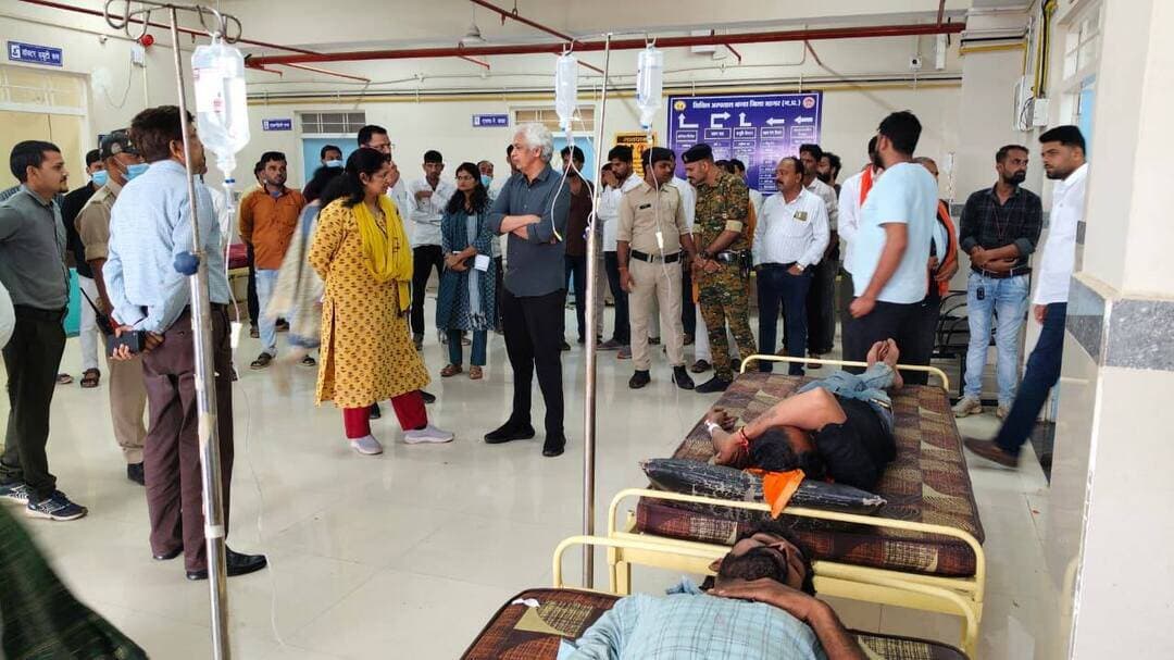 ➡️ बण्डा में संदिग्ध अवैध जहरीली शराब का मामला
➡️ सांसद, विधायक, सहित आबकारी आयुक्त , कलेक्टर, एसपी ने बण्डा सिविल अस्पताल पहुंचकर मरीजों का जाना हालचाल
बण्डा क्षेत्र में संदिग्ध/अवैध जहरीली शराब के सेवन से प्रभावित हुए नागरिकों को त्वरित एवं बेहतर स्वास्थ्य सुविधा उपलब्ध कराने हेतु जिला प्रशासन पूरी तरह मुस्तैद है। इसी क्रम में दमोह लोकसभा क्षेत्र से सांसद श्री राहुल सिंह लोधी, बंडा विधायक श्री वीरेंद्र सिंह, आबकारी आयुक्त श्री दीपक सक्सेना सहित कलेक्टर श्रीमती प्रतिभा पाल, एस पी श्री अनुराग सुजानिया ने बण्डा सिविल अस्पताल पहुंचकर उपचाररत मरीजों का हाल-चाल जाना।
अधिकारियों एवं जनप्रतिनिधियों ने अस्पताल के वार्डों में भर्ती मरीजों एवं उनके परिजनों से सीधे चर्चा कर स्वास्थ्य संबंधी जानकारी ली तथा उनके शीघ्र स्वास्थ्य लाभ की कामना की। इस दौरान सांसद श्री राहुल सिंह लोधी ने सिविल अस्पताल के डॉक्टरों को निर्देश दिए कि सभी मरीजों को विशेषज्ञ चिकित्सकों की देखरेख में गुणवत्तापूर्ण व नि:शुल्क इलाज मुहैया कराया जाए। इलाज में किसी भी प्रकार की लापरवाही बर्दाश्त नहीं की जाएगी।
आबकारी आयुक्त श्री दीपक सक्सेना एवं कलेक्टर श्रीमती प्रतिभा पाल ने बताया कि घटना में संलिप्त दोषियों के विरुद्ध कठोरतम कानूनी कार्रवाई की जा रही है। एहतियात के तौर पर प्रभावित क्षेत्रों की शराब दुकानों को सील कर सैंपलिंग भी की जा रही है।
निरीक्षण के दौरान जिला पंचायत सीईओ श्री जगदीश गोमे, अपर कलेक्टर श्री अविनाश रावत, जिलाध्यक्ष श्रीमती रानी कुशवाहा सहित अन्य जनप्रतिनिधि, प्रशासनिक एवं आबकारी विभाग के वरिष्ठ अधिकारी उपस्थित रहे।
CM Madhya Pradesh Dr Mohan Yadav Jansampark Madhya Pradesh Collector Office Sagar #JansamparkMP #sagar