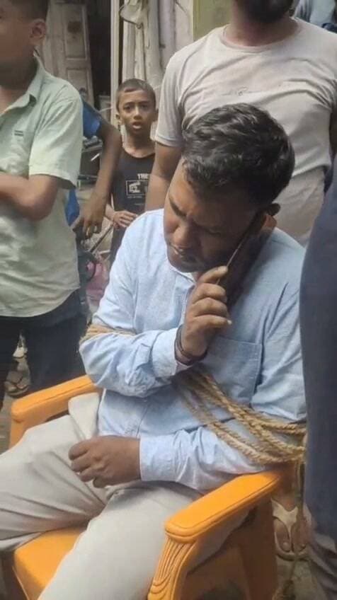 24 सेकंड का ये वीडियो काशीवासियों के दर्द को बयां कर रहा है... बनारस में भी अब अधिकारी बंधक बनाए जा रहे हैं, विधायकों का घेराव हो रहा है उनके खिलाफ नारेबाजी हो रही है, मामला खोजवां का जहां पिछले कई दिनों से सीवर की समस्या से स्थानीय लोग जूझ रहे थे, जब लोगों ने चक्का जाम कर दिया तो जेई साहब मौके पर पहुंचे तो आक्रोशित लोगों ने जेई साहब को बंधक बना लिया, वीडियो सोशल मीडिया पर वायरल हो रहा है....