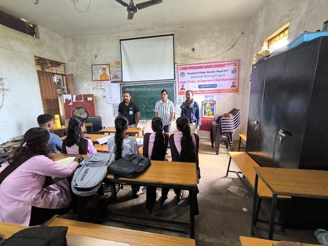 शासकीय आदर्श महाविद्यालय शहपुरा में जैविक खेती प्रशिक्षण का पांचवां दिन, विशेषज्ञों ने बताया समय की मांग
अवकाश के दिन भी लगी कक्षाएं, युवाओं को रोजगार और उद्यमिता से जोड़ने पर जोर; जल्द होगी फील्ड विजिट
मध्यप्रदेश शासन उच्च शिक्षा विभाग के निर्देशानुसार स्वामी विवेकानंद करियर मार्गदर्शन योजना के अंतर्गत शासकीय आदर्श महाविद्यालय शहपुरा में आयोजित एक माह के विशेष प्रशिक्षण कार्यक्रम “ऑर्गेनिक फार्मिंग: इसकी आवश्यकता और वैश्विक संभावनाएं” का पांचवां दिन ज्ञानवर्धक रहा। प्रशिक्षण में विद्यार्थियों को जैविक खेती की तकनीकों के साथ इसके रोजगार और वैश्विक बाजार में संभावनाओं की जानकारी दी गई।
अवकाश के दिन भी संचालित हुईं कक्षाएं
विद्यार्थियों के कौशल विकास और निर्धारित समय-सीमा को देखते हुए अवकाश के दिन भी प्रशिक्षण कक्षाएं संचालित की गईं। महाविद्यालय प्रशासन के अनुसार प्रशिक्षण को रोजगारोन्मुखी बनाने के साथ विद्यार्थियों को जैविक खेती की व्यावहारिक जानकारी देने पर विशेष जोर दिया जा रहा है। विद्यार्थियों ने भी प्रशिक्षण में उत्साहपूर्वक भाग लिया।
जैविक खेती से रोजगार के अवसरों पर जोर
कार्यक्रम में विशिष्ट अतिथि राम अभिषेक तिवारी ने कहा कि जैविक खेती भूमि की सेहत सुधारने के साथ युवाओं के लिए रोजगार और उद्यमिता के नए अवसर पैदा कर सकती है। उन्होंने युवाओं से आधुनिक और पर्यावरण-अनुकूल तकनीकों को अपनाकर आत्मनिर्भर बनने का आह्वान किया।
प्रशिक्षण के मुख्य सत्र में विषय विशेषज्ञ बिहारी लाल साहू एवं प्रकाश झारिया ने जैविक खेती से जुड़े विभिन्न पहलुओं की जानकारी दी। विशेषज्ञों ने कहा कि डिंडौरी जैसे जनजातीय क्षेत्रों में जैविक खेती की व्यापक संभावनाएं हैं। उन्होंने जीवामृत, घनजीवामृत और वर्मी कंपोस्ट के माध्यम से मृदा की गुणवत्ता सुधारने की तकनीकों पर जानकारी साझा की।
कोदो-कुटकी को वैश्विक बाजार से जोड़ने पर चर्चा
विशेषज्ञों ने वैश्विक बाजार में जैविक उत्पादों की बढ़ती मांग पर भी प्रकाश डाला। डिंडौरी के कोदो-कुटकी को ‘नर्मदा मिलेट्स’ ब्रांड से जोड़कर किसानों और युवाओं के लिए आर्थिक अवसर विकसित करने की संभावनाओं पर चर्चा की गई।
जल्द होगी फील्ड विजिट
प्रशिक्षण कार्यक्रम के समन्वयक डॉ. नरेंद्र सिंह ठाकुर, सहायक प्राध्यापक सांख्यिकी, ने प्रशिक्षण की प्रगति की जानकारी देते हुए बताया कि कार्यक्रम को पूरी तरह रोजगारोन्मुखी बनाया गया है। आगामी दिनों में विद्यार्थियों को फील्ड विजिट कराई जाएगी, जहां उन्हें जीवामृत, वर्मी कंपोस्ट, गोबर गैस, अग्नीअस्त्र, दशपर्णी अर्क और जैविक कीटनाशक तैयार करने का व्यावहारिक प्रशिक्षण दिया जाएगा।
कार्यक्रम में महाविद्यालय के समस्त प्राध्यापक और बड़ी संख्या में प्रशिक्षणार्थी छात्र-छात्राएं उपस्थित रहे।
#OrganicFarming #Shahpura #Dindori #MadhyaPradesh #Millets