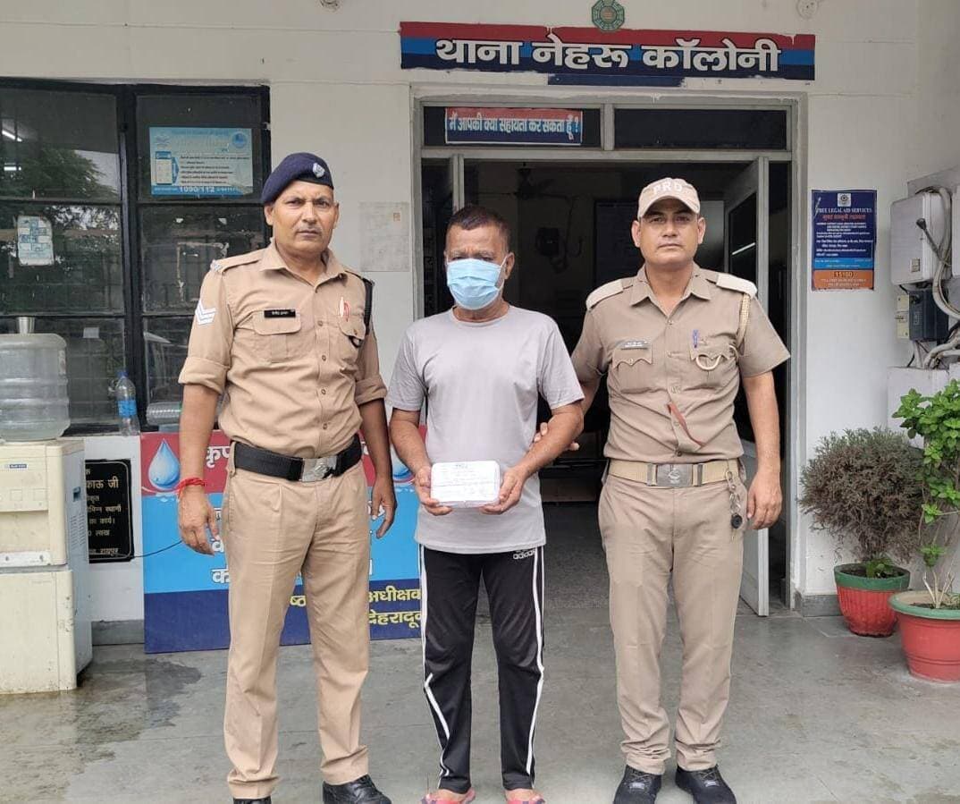 एसएसपी दून के नेतृत्व में नशा तस्करों के विरूद्ध एक्शन मोड में दून पुलिस
मादक पदार्थों की तस्करी में लिप्त 01 नशा तस्कर आया दून पुलिस की गिरफ्त में
अभियुक्त के कब्जे से लगभग 02 लाख रुपए से अधिक मूल्य की 7.50 ग्राम स्मैक व तस्करी मे प्रयुक्त स्कूटी हुई बरामद