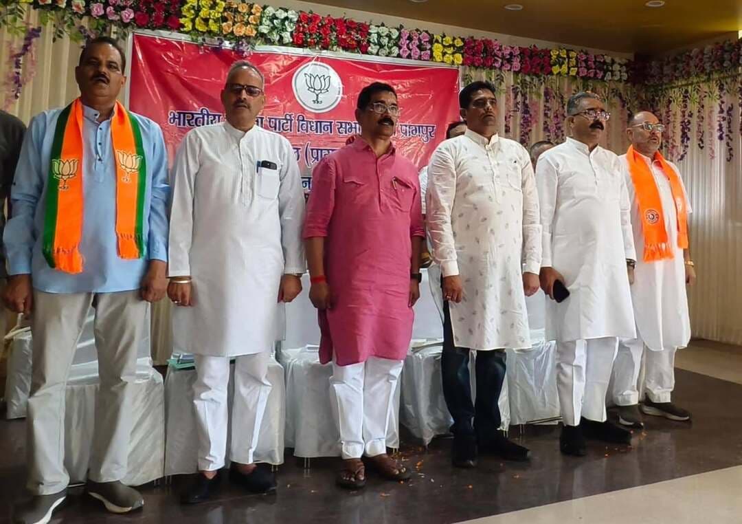 जसवां-परागपुर में भाजपा संगठन को धार देने पहुंचे सिद्धार्थन, कार्यकर्ताओं में भरा जोश
(परागपुर: वालिया)
मोईन में बूथ अध्यक्षों व भाजपा पदाधिकारियों के साथ की संगठनात्मक बैठक, आगामी रणनीति और जनसंपर्क अभियान पर हुआ मंथन
रविवार को भाजपा संगठन मंत्री सिद्धार्थन ने जसवां-परागपुर विधानसभा क्षेत्र का एक दिवसीय प्रवास किया। इस दौरान उन्होंने ग्राम मोईन में बूथ अध्यक्षों, भाजपा पदाधिकारियों एवं कार्यकर्ताओं के साथ संगठनात्मक बैठक कर आगामी कार्ययोजना को लेकर विस्तृत चर्चा की। बैठक में संगठन को बूथ स्तर तक और अधिक मजबूत करने, कार्यकर्ताओं की सक्रिय भागीदारी बढ़ाने तथा जनता के साथ निरंतर संपर्क बनाए रखने को लेकर सार्थक संवाद हुआ।
बैठक में विशेष रूप से जसवां-परागपुर के विधायक एवं पूर्व मंत्री बिक्रम ठाकुर, विधानसभा क्षेत्र प्रभारी राजेश ठाकुर, भाजपा मंडल अध्यक्ष प्रागपुर विनोद शर्मा, जिला अध्यक्ष देहरा अजय खट्टा, संजीव शर्मा सहित भाजपा के अन्य पदाधिकारी एवं कार्यकर्ता उपस्थित रहे।
संगठन मंत्री सिद्धार्थन ने कार्यकर्ताओं को संगठन की रीढ़ बताते हुए कहा कि पार्टी की मजबूती के पीछे कार्यकर्ताओं की मेहनत, निष्ठा और समर्पण सबसे बड़ी ताकत है। उन्होंने कार्यकर्ताओं से आह्वान किया कि वे संगठन को जमीनी स्तर पर मजबूत करने के साथ-साथ केंद्र एवं प्रदेश की जनहितैषी नीतियों और कार्यक्रमों को आम जनता तक पहुंचाएं।
इस दौरान आगामी संगठनात्मक गतिविधियों, बूथ स्तर की तैयारियों और जनसंपर्क को प्रभावी बनाने को लेकर भी विचार-विमर्श किया गया। बैठक में मौजूद कार्यकर्ताओं ने संगठन को और अधिक मजबूत बनाने के लिए एकजुट होकर कार्य करने का संकल्प लिया।
भाजपा संगठन मंत्री का यह प्रवास कार्यकर्ताओं में नई ऊर्जा और उत्साह का संचार करने वाला रहा। बैठक के दौरान संगठन को मजबूत करने तथा आगामी गतिविधियों को सफल बनाने के लिए सभी पदाधिकारियों और कार्यकर्ताओं ने सक्रिय भूमिका निभाने पर जोर दिया।