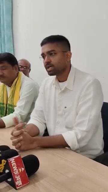 बेगूसराय सर्किट हाउस में पंचायती राज मंत्री दीपक प्रकाश ने शनिवार को मीडिया से खांस बातें करते हुए अपने विभाग से संबंधित समीक्षात्मक बैठक करने के बाद क्या कुछ जानकारी मीडिया कर्मी कै दी, सुनिए ऊपर के तीनों
वीडियो में उन्हीं की पूरी जुवानी।
#highlightseveryone #BreakingNews #breakingnewstoday #breakingnewstodaylive #breakingnewstodayhindi