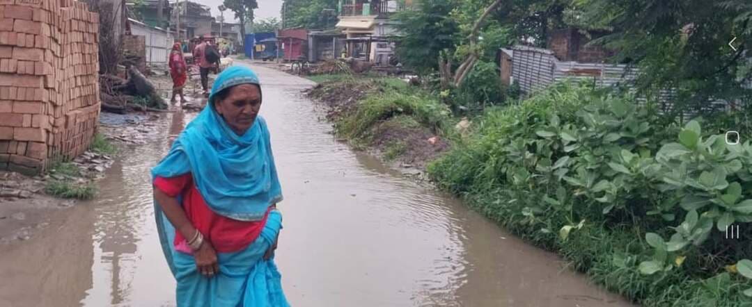 बरौनी (बेगूसराय): रविवार की दोपहर हुई मूसलाधार बारिश ने एक बार फिर स्थानीय पंचायत प्रशासन के जल निकासी दावों की पोल खोलकर रख दी है।
संवाददाता मुकेश कुमार बीहट
बरौनी प्रखंड के पिपरा देवस पंचायत के वार्ड नंबर 12 और 16 में स्थिति बेहद नारकीय बन गई है। मुख्य मार्ग से पिपरा देवस और हाजीपुर की ओर जाने वाली पीसीसी ढलाई वाली सड़क पर भारी मात्रा में जलजमाव हो गया है, जिससे स्थानीय निवासियों और राहगीरों का चलना दूभर हो गया है।
कीचड़ और पानी के बीच जोखिम भरा सफर सड़क पर जलभराव के साथ-साथ समस्या तब और बढ़ गई है जब पीसीसी सड़क के किनारे मिट्टी डाल दिया इसके कारण सड़क की चौड़ाई कम हो गई हैऔर बचे हुए हिस्से पर पानी भरा हुआ है। पैदल चलने वालों से लेकर दोपहिया वाहन चालकों तक को पानी और कीचड़ के बीच से गुजरना पड़ रहा है, जिससे दुर्घटनाओं की आशंका बनी रहती है।
प्रशासनिक अनदेखी से ग्रामीणों में आक्रोश सबसे हैरान करने वाली बात यह है कि यह बदहाली स्थानीय थाने से महज 500 मीटर की दूरी पर स्थित सड़क की है। इसके बावजूद न तो पंचायत के मुखिया और न ही संबंधित वार्ड सदस्य इस गंभीर समस्या की ओर ध्यान दे रहे हैं। स्थानीय लोगों का आरोप है कि जनप्रतिनिधियों की इस बेरुखी और उदासीनता के कारण हर बारिश में उन्हें इस नारकीय स्थिति का सामना करना पड़ता है। शनिवार को मोहल्ले के लोगों ने 112 डायल करके उसे ही बुलाया गया जो सड़क के किनारे मिट्टी रखा हुआ है उसे हटाया जाए लेकिन अभी तक नहीं जाता है ग्रामीणों ने बताएं