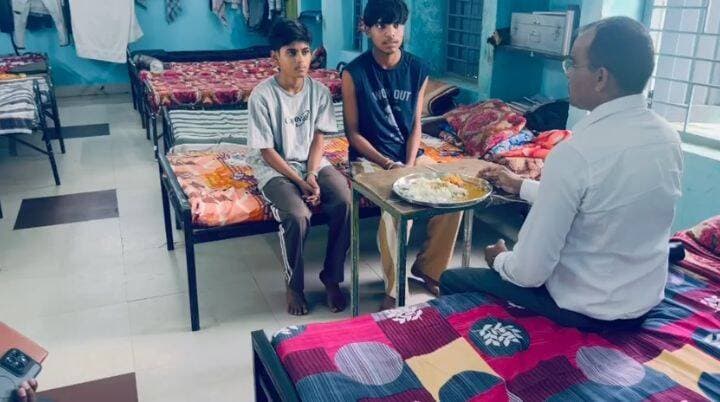 एसडीएम ने किया अनुसूचित जाति बालक छात्रावास का औचक निरीक्षण
46 में से 14 विद्यार्थी ही मिले उपस्थित, भोजन की गुणवत्ता बेहतर करने के दिए निर्देश
बालाघाट 06 सितंबर 2026। रविवार दोपहर अनुविभागीय दंडाधिकारी (एसडीएम) श्री विजय सिंह यादव ने अनुसूचित जाति बालक सीनियर छात्रावास का औचक निरीक्षण किया। निरीक्षण के दौरान छात्रावास में दर्ज 46 विद्यार्थियों में से 14 विद्यार्थी ही उपस्थित मिले। पूछताछ में सामने आया कि सप्ताह में लगातार अवकाश होने के कारण अधिकांश विद्यार्थी अपने-अपने घर चले गए थे।
निरीक्षण के दौरान एसडीएम श्री यादव ने छात्रावास के शयन कक्षों, शौचालय एवं अन्य व्यवस्थाओं का जायजा लिया। उन्होंने पाया कि छात्रावास में साफ-सफाई व्यवस्था संतोषजनक थी तथा विद्यार्थियों के बिस्तरों पर मच्छरदानियां लगी हुई थीं।
बच्चों ने भोजन के स्वाद को लेकर रखी बात
एसडीएम ने उपस्थित विद्यार्थियों के साथ करीब ढाई घंटे तक चर्चा कर छात्रावास की व्यवस्थाओं एवं उनकी समस्याओं की जानकारी ली। इस दौरान विद्यार्थियों ने बताया कि छात्रावास में मिलने वाले भोजन का स्वाद ठीक नहीं रहता और भोजन की गुणवत्ता को और बेहतर किए जाने की आवश्यकता है।
विद्यार्थियों की बात को गंभीरता से लेते हुए एसडीएम ने उसी दिन तैयार किए गए भोजन को स्वयं चखकर उसकी गुणवत्ता का जायजा लिया। उन्होंने छात्रावास स्टाफ को निर्देश दिए कि विद्यार्थियों को मेन्यू के अनुसार पौष्टिक, स्वादिष्ट एवं स्वच्छ भोजन उपलब्ध कराया जाए। उन्होंने भोजन तैयार करने में हाइजीन का विशेष ध्यान रखने तथा विद्यार्थियों द्वारा प्रतिदिन उपयोग किए जाने वाले बर्तनों की भी पूरी तरह साफ-सफाई सुनिश्चित करने के निर्देश दिए।
खेल सामग्री उपलब्ध कराने का दिया आश्वासन
चर्चा के दौरान विद्यार्थियों ने बताया कि छात्रावास में उन्हें खेल गतिविधियों के लिए पर्याप्त सामग्री उपलब्ध नहीं कराई जाती है। छात्रावास वार्डन ने बताया कि बजट की अनुपलब्धता के कारण आवश्यक खेल सामग्री उपलब्ध नहीं कराई जा सकी है।
इस पर एसडीएम श्री यादव ने विद्यार्थियों का उत्साह बढ़ाते हुए स्वयं के स्तर से क्रिकेट एवं बैडमिंटन की खेल सामग्री उपलब्ध कराने का आश्वासन दिया। उन्होंने कहा कि पढ़ाई के साथ खेलकूद भी विद्यार्थियों के शारीरिक एवं मानसिक विकास के लिए जरूरी है।
एसडीएम ने विद्यार्थियों को दिए अध्ययन एवं करियर के टिप्स
एसडीएम श्री विजय सिंह यादव ने कक्षा 9वीं से 12वीं तक के विद्यार्थियों से विस्तृत संवाद किया। उन्होंने विद्यार्थियों को अनुशासन, नियमित अध्ययन, समय प्रबंधन तथा भविष्य में प्रतियोगी पर