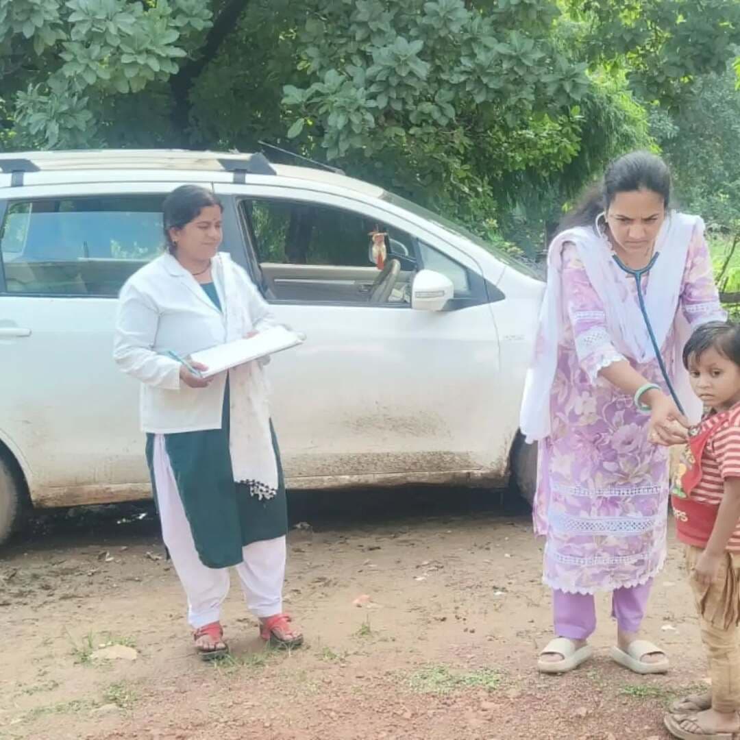 आदिवासी कन्या आश्रम डाबरी में बालिकाओं का स्वास्थ्य परीक्षण
बालिकाओं के स्वास्थ्य की जांच कर आवश्यक चिकित्सकीय परामर्श एवं दवाएं प्रदान की गईं
बालाघाट। जिले के आदिवासी बाहुल्य क्षेत्रों में स्वास्थ्य सेवाओं को सुदृढ़ बनाने एवं छात्रावासों में निवासरत बालिकाओं के स्वास्थ्य की नियमित निगरानी के उद्देश्य से स्वास्थ्य विभाग की टीम द्वारा आदिवासी कन्या आश्रम डाबरी में स्वास्थ्य परीक्षण शिविर आयोजित किया गया।
स्वास्थ्य विभाग की टीम ने आश्रम में निवासरत बालिकाओं का स्वास्थ्य परीक्षण किया। इस दौरान बालिकाओं की सामान्य स्वास्थ्य जांच के साथ सर्दी-खांसी, बुखार, त्वचा संबंधी समस्या सहित अन्य स्वास्थ्य संबंधी शिकायतों की जानकारी ली गई। आवश्यकतानुसार बालिकाओं को चिकित्सकीय परामर्श एवं दवाएं भी उपलब्ध कराई गईं।
स्वास्थ्य टीम ने बालिकाओं को स्वच्छता, शुद्ध पेयजल, पौष्टिक आहार तथा व्यक्तिगत साफ-सफाई के संबंध में भी जागरूक किया। साथ ही किसी भी प्रकार की स्वास्थ्य समस्या होने पर तत्काल आश्रम प्रबंधन अथवा स्वास्थ्य विभाग को सूचना देने की समझाइश दी गई।
स्वास्थ्य विभाग द्वारा प्रभावित एवं आदिवासी क्षेत्रों में बच्चों और बालिकाओं के स्वास्थ्य की नियमित निगरानी के लिए स्वास्थ्य परीक्षण एवं जागरूकता गतिविधियां निरंतर संचालित की जा रही हैं।