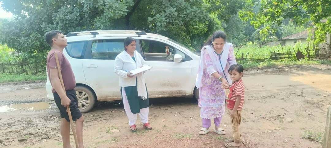 #बालाघाट
आदिवासी कन्या आश्रम डाबरी में बालिकाओं का स्वास्थ्य परीक्षण
बालिकाओं के स्वास्थ्य की जांच कर आवश्यक चिकित्सकीय परामर्श एवं दवाएं प्रदान की गईं
जिले के आदिवासी बाहुल्य क्षेत्रों में स्वास्थ्य सेवाओं को सुदृढ़ बनाने एवं छात्रावासों में निवासरत बालिकाओं के स्वास्थ्य की नियमित निगरानी के उद्देश्य से स्वास्थ्य विभाग की टीम द्वारा आदिवासी कन्या आश्रम डाबरी में स्वास्थ्य परीक्षण शिविर आयोजित किया गया।
स्वास्थ्य विभाग की टीम ने आश्रम में निवासरत बालिकाओं का स्वास्थ्य परीक्षण किया। इस दौरान बालिकाओं की सामान्य स्वास्थ्य जांच के साथ सर्दी-खांसी, बुखार, त्वचा संबंधी समस्या सहित अन्य स्वास्थ्य संबंधी शिकायतों की जानकारी ली गई। आवश्यकतानुसार बालिकाओं को चिकित्सकीय परामर्श एवं दवाएं भी उपलब्ध कराई गईं।
स्वास्थ्य टीम ने बालिकाओं को स्वच्छता, शुद्ध पेयजल, पौष्टिक आहार तथा व्यक्तिगत साफ-सफाई के संबंध में भी जागरूक किया। साथ ही किसी भी प्रकार की स्वास्थ्य समस्या होने पर तत्काल आश्रम प्रबंधन अथवा स्वास्थ्य विभाग को सूचना देने की समझाइश दी गई।
स्वास्थ्य विभाग द्वारा प्रभावित एवं आदिवासी क्षेत्रों में बच्चों और बालिकाओं के स्वास्थ्य की नियमित निगरानी के लिए स्वास्थ्य परीक्षण एवं जागरूकता गतिविधियां निरंतर संचालित की जा रही हैं।
#CMMadhyaPradesh
#JansamparkMP #WelfareTribal
#mp_iec #healthminmp