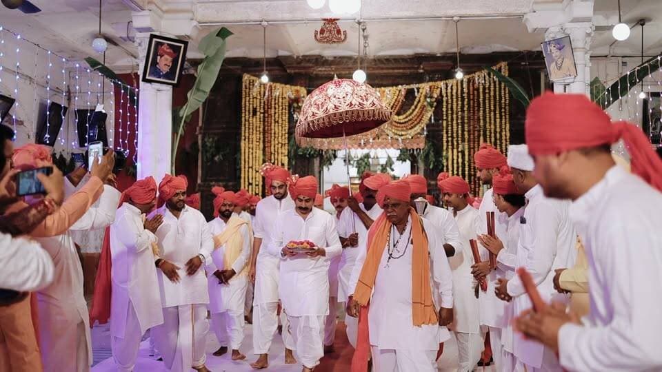 120 वर्षों से चली आ रही आस्था की यह डोर… आज भी देवास को एक सूत्र में बांधती है।
श्रीकृष्ण जन्मोत्सव के इस पावन अवसर पर देवास की ऐतिहासिक दिंडी यात्रा एक बार फिर केवल परंपरा का निर्वहन नहीं, बल्कि भक्ति, समरसता और सामाजिक एकता का उत्सव बनी।
जब भगवान श्रीकृष्ण पालकी में विराजमान होकर नगर भ्रमण पर निकलते हैं, तब देवास की गलियों में हर वर्ग, हर समाज और हर आयु के लोग एक साथ दिखाई देते हैं।
कोई बड़ा नहीं, कोई छोटा नहीं…
सब नंदलाल के सेवक बनकर, एक ही भाव में भक्ति में लीन हो जाते हैं।
यही तो देवास की संस्कृति की सबसे सुंदर पहचान है—
जहां आस्था भेद नहीं करती, बल्कि दिलों को जोड़ती है।
120 वर्षों से पीढ़ी-दर-पीढ़ी चली आ रही यह परंपरा आज भी उसी श्रद्धा, उत्साह और हर्षोल्लास के साथ आगे बढ़ रही है। राजवाड़े से निकली यह दिंडी जब शहर के बीचों-बीच पहुंचती है, तो लगता है जैसे इतिहास, संस्कृति और वर्तमान एक साथ चल पड़े हों।
इस वर्ष भी श्रीकृष्ण जन्मोत्सव और दिंडी यात्रा में देवासवासियों की उमड़ी श्रद्धा, सहभागिता और आत्मीयता ने इस उत्सव को और भी विशेष बना दिया।
आप सभी की उपस्थिति और सहभागिता ने इस परंपरा को केवल जीवंत नहीं रखा, बल्कि आने वाली पीढ़ियों तक पहुंचाने की जिम्मेदारी को और मजबूत किया है।
श्रीकृष्ण की कृपा से देवास में यह भक्ति, प्रेम और समरसता की डोर यूं ही मजबूत होती रहे।
जय श्रीकृष्ण।
#dewas