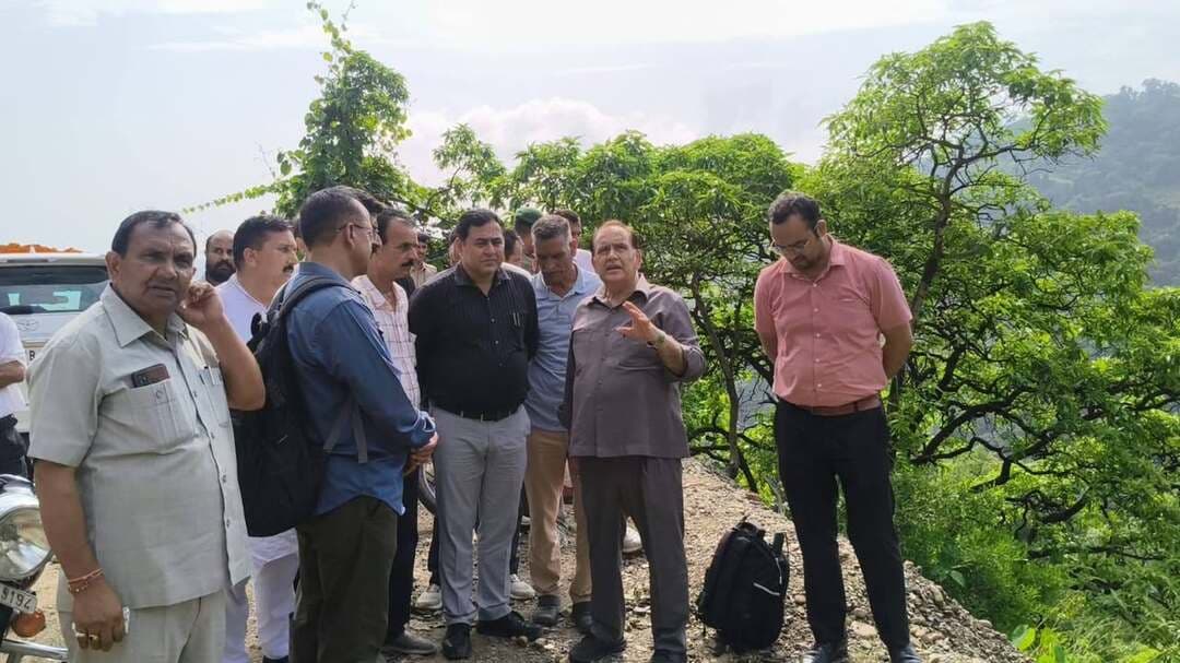 विधानसभा अध्यक्ष कुलदीप सिंह पठानिया ने किया बलाणा-गोला संपर्क मार्ग का निरीक्षण
कोलण नामक स्थल पर भूस्खलन के स्थाई समाधान को लेकर प्राक्कलन तैयार करने के दिए निर्देश
बरसात के बाद शुरू होगा आपदा न्यूनीकरण कार्य –विधानसभा अध्यक्ष
चम्बा (चुवाड़ी), 6 सितंबर
विधानसभा अध्यक्ष कुलदीप सिंह पठानिया ने आज भारी बरसात के चलते बलाणा-गोला संपर्क मार्ग का विभिन्न स्थानों पर निरीक्षण कर विभागीय अधिकारियों को आवश्यक कदम उठाने के निर्देश दिए।
विधानसभा अध्यक्ष ने बलाणा-गोला संपर्क मार्ग के अंतर्गत कोलण नामक स्थल पर भारी भूस्खलन से प्रभावित हो रहे हिस्से के स्थाई समाधान को लेकर लोक निर्माण विभाग के अधिकारियों को प्राक्कलन तैयार करने को कहा। साथ में उन्होंने लोगों को आश्वस्त करते हुए कहा कि विभाग के प्राक्कलन के आधार पर आवश्यक धनराशि उपलब्ध करवाई जाएगी।
उन्होंने लोगों की सुविधाओं के दृष्टिगत विभाग द्वारा उपलब्ध दो जेसीबी मशीनों के अतिरिक्त एक और मशीन तैनात करने के भी निर्देश दिए।
कुलदीप सिंह पठानिया ने कहा कि बरसात समाप्ति के पश्चात कोलण नामक स्थल पर भूस्खलन की समस्या के स्थायी समाधान के लिए आवश्यक मिटिगेशन कार्य शुरू किए जाएंगे।
उन्होंने यह भी बताया कि क्षेत्र की गोला, बलाणा , हटली और थुलेल ग्राम पंचायतों के तहत सड़क सुविधा से वंचित शेष गांवों के लिए 6 संपर्क मार्गो का निर्माण कार्य प्रस्तावित हैं।
इनके तहत चार मार्गों के वन अनुमति मामले स्वीकृत किए जा चुके हैं तथा निर्माण कार्य को जल्द शुरू किया जाएगा ।
सदस्य निदेशक मंडल राज्य वन निगम चेला कृष्ण चंद, उपमंडलाधिकारी(ना.) मनीष सोनी,तहसीलदार सुरेंद्र कुमार, वन मंडल अधिकारी डॉ. कुलदीप जमवाल, खंड विकास अधिकारी अनिल गुराडा, अधिशासी अभियंता राकेश ठाकुर, नरेंद्र चौधरी सहित विभिन्न विभागीय अधिकारी इस अवसर पर उपस्थित रहे।
#Chamba #chaudi #Himachal #Pradesh #post #highlight