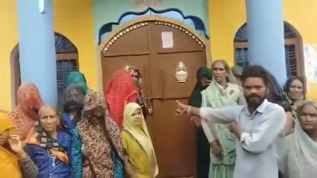 🔴 प्रधानमंत्री आवास योजना में वसूली के आरोप, ग्रामीणों ने सरपंच-सचिव पर लगाए गंभीर आरोप
इंदार। ग्राम पंचायत इंदार में प्रधानमंत्री आवास योजना को लेकर ग्रामीणों ने सरपंच और सचिव पर गंभीर आरोप लगाए हैं। ग्रामीणों का आरोप है कि प्रधानमंत्री आवास योजना का लाभ दिलाने के नाम पर प्रत्येक व्यक्ति से 1,000 रुपए की राशि ली जा रही है।
ग्रामीणों का कहना है कि आवास योजना गरीब और जरूरतमंद परिवारों के लिए सरकार की महत्वपूर्ण योजना है, लेकिन यदि योजना का लाभ दिलाने के नाम पर राशि वसूली जा रही है तो यह गंभीर मामला है। ग्रामीणों ने संबंधित अधिकारियों से पूरे मामले की निष्पक्ष जांच कराकर दोषियों के खिलाफ कार्रवाई की मांग की है।
अब देखना होगा कि ग्रामीणों द्वारा लगाए गए आरोपों की जांच कब तक होती है और प्रशासन इस मामले में क्या कदम उठाता है।
#इंदार #प्रधानमंत्रीआवासयोजना #ग्रामीणोंकेआरोप #वसूलीकेआरोप #शिवपुरी #CollectorShivpuri #ArpitVermaIAS #DrMohanYadav #JyotiradityaMScindia #MahendraSinghYadav #Highlight #Followers #NonFollowers