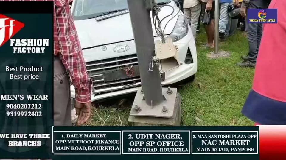 Rourkela, September 6: (SatyaNewsAlert)
Accidents on Rourkela’s Ring Road show no signs of coming to an end. In a fresh incident this morning, a speeding car crashed into a traffic signal pole near Birsa Munda Chowk.
Two persons travelling in the car sustained injuries in the accident. Local residents immediately came to their rescue and shifted the injured persons to a nearby hospital for treatment.
The incident has once again raised concerns over road safety and speeding on the Ring Road.