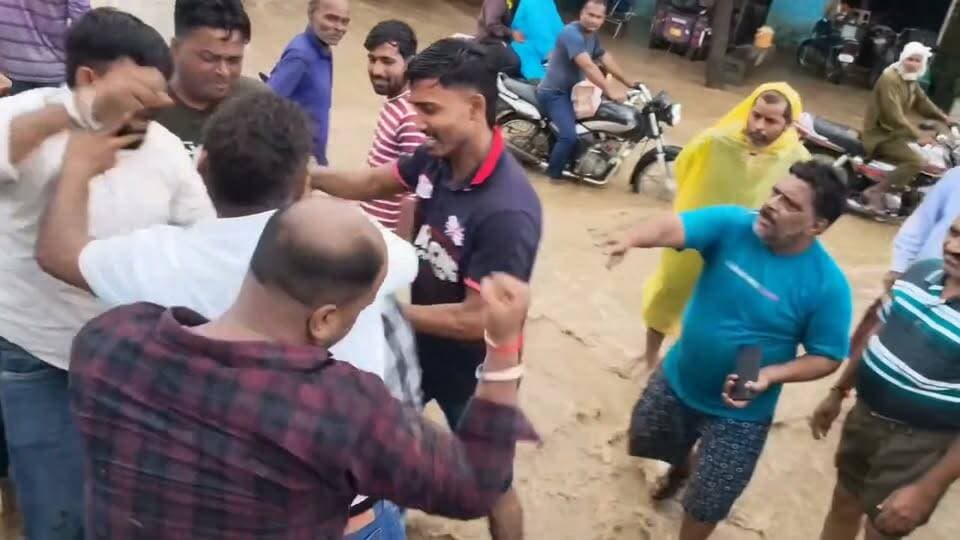 PWD अधिकारी की जमकर पिटाई!
लापरवाही के आरोपों को लेकर लोक निर्माण विभाग के अधिकारी को पहले कालिख पोती गई और इसके बाद लोगों ने उसकी जमकर पिटाई कर दी। यह घटना बाजपुर की बतायी जा रही है। बताया जा रहा है कि पूर्व ऊर्जा मंत्री राजेश कुमार की मौजूदगी में लापरवाही को लेकर अधिकारी के खिलाफ नाराजगी जताई गई।