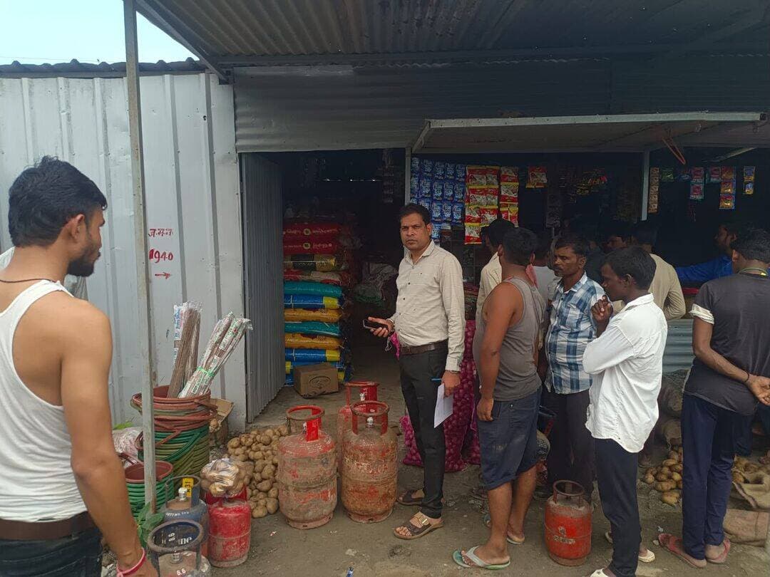 जावद में घरेलू गैस सिलेंडरों के व्यावसायिक उपयोग पर कार्रवाई, 14 सिलेंडर जब्त
नीमच, 6 सितंबर 2026। कलेक्टर श्री हिमांशु चंद्रा के निर्देशानुसार जिले में घरेलू गैस सिलेंडरों के व्यावसायिक उपयोग एवं अवैध रिफिलिंग के विरुद्ध लगातार कार्रवाई की जा रही है। इसी क्रम में जावद तहसील के ग्राम खोर में विक्रम सीमेंट फैक्ट्री के समीप विभिन्न स्थानों पर जांच कर 14 घरेलू गैस सिलेंडर जब्त किए गए।
अनुविभागीय अधिकारी (राजस्व) जावद श्री संजीव साहू एवं जिला आपूर्ति अधिकारी श्री अजीत कुमार सिंह के निर्देश पर कनिष्ठ आपूर्ति अधिकारी श्री विजय दिनामा एवं श्री जितेन्द्र नागर ने तहसीलदार जावद के साथ संयुक्त रूप से जांच कार्रवाई की। जांच के दौरान घरेलू गैस सिलेंडरों के व्यावसायिक उपयोग एवं अवैध रिफिलिंग के मामले सामने आए।
कार्रवाई के दौरान मेसर्स सुरेंद्र पिता रघुवीर सिंह झाला से 1, मेसर्स हेमंत पिता कन्हैयालाल मंडारा से 2, मेसर्स जितेंद्र पिता भोपाल सिंह से 4, नारायण पिता शंभूलाल नागदा से 3 तथा मेसर्स प्रताप पिता सावन सिंह से 4 घरेलू गैस सिलेंडर जब्त किए गए। इस प्रकार कुल 14 घरेलू गैस सिलेंडर जब्त किए गए।
जब्त सिलेंडरों के संबंध में संबंधितों के विरुद्ध अपर कलेक्टर, जिला नीमच के न्यायालय में प्रकरण पंजीबद्ध किए गए हैं।
जिला आपूर्ति अधिकारी श्री अजीत कुमार सिंह ने बताया कि जिले में होटल, रेस्टोरेंट, संस्थानों तथा अन्य व्यावसायिक प्रतिष्ठानों में घरेलू गैस सिलेंडरों के अवैध उपयोग एवं वाहनों में गैस की अवैध रिफिलिंग करने वालों पर लगातार निगरानी रखी जा रही है। नियमों का उल्लंघन पाए जाने पर आवश्यक वस्तु अधिनियम, 1955 के प्रावधानों के तहत कार्रवाई की जाएगी।उन्होंने कहा कि घरेलू गैस सिलेंडरों के दुरुपयोग एवं अवैध रिफिलिंग के विरुद्ध जिले में कार्रवाई निरंतर जारी रहेगी।
जिला आपूर्ति विभाग ने जिले के सभी होटल, रेस्टोरेंट एवं अन्य व्यावसायिक संस्थानों से अपील की है कि वे खाना पकाने एवं अन्य व्यावसायिक कार्यों के लिए केवल अधिकृत व्यावसायिक गैस सिलेंडरों का ही उपयोग करें। साथ ही गैस सिलेंडरों की खरीदी से संबंधित आवश्यक दस्तावेज एवं बिल सुरक्षित रखें, ताकि जांच के दौरान उनका सत्यापन किया जा सके।
CM Madhya Pradesh
Jansampark Madhya Pradesh
Department of Food, Civil Supplies & Protection - Madhya Pradesh
<nis:link nis:type=tag nis:id=neemuch nis:value=Neemuch nis:enabled=true nis:link/>
<nis:link nis:type=tag nis:id=नीमच nis:value=नीमच nis:enabled=true nis:link/>