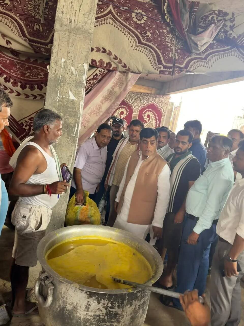 माननीय सहकारिता मंत्री बिहार सह प्रभारी मंत्री बेगूसराय जिला श्री राम कृपाल यादव ने आज बेगूसराय नगर निगम के वार्ड संख्या 3, 4 एवं 18 तथा मटिहानी अंचल के खोरमपुर पंचायत के बाढ़ प्रभावित क्षेत्रों का निरीक्षण किया। इस दौरान प्रभावित परिवारों से मिलकर उनकी समस्याओं की जानकारी ली और राहत व्यवस्थाओं का जायजा लिया।
साथ ही कम्युनिटी किचन का निरीक्षण कर भोजन की गुणवत्ता एवं अन्य व्यवस्थाओं को देखा तथा संबंधित अधिकारियों को निर्देश दिया कि बाढ़ प्रभावित लोगों को भोजन, स्वास्थ्य एवं अन्य आवश्यक सुविधाएँ समय पर उपलब्ध कराई जाएँ।
प्रशासन पूरी संवेदनशीलता के साथ बाढ़ प्रभावित परिवारों की सहायता एवं सुरक्षा के लिए प्रतिबद्ध है।
IPRD Bihar
#begusarai
Ram Kripal Yadav