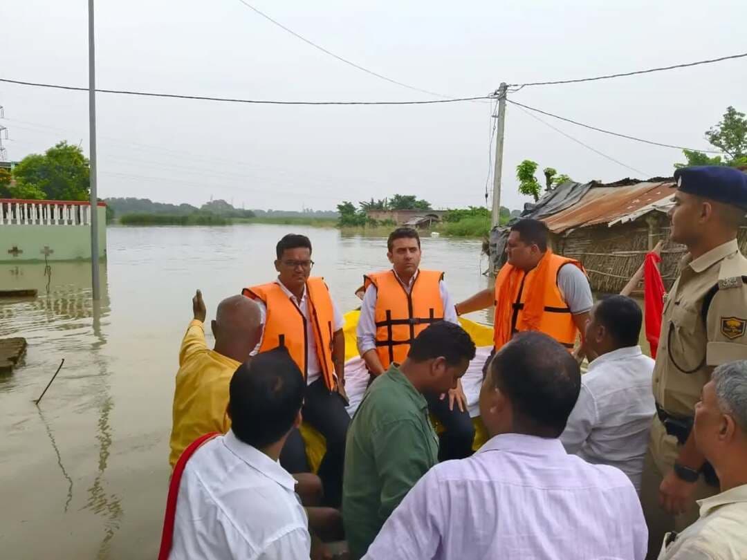 जिला पदाधिकारी ने बछवाड़ा प्रखंड के बिशनपुर पंचायत में बाढ़ की स्थिति का किया स्थल निरीक्षण।
जिला पदाधिकारी, बेगूसराय श्री रिची पांडेय ने आज बछवाड़ा प्रखंड अंतर्गत बिशनपुर पंचायत में बाढ़ की स्थिति का स्थल निरीक्षण किया। उन्होंने बाढ़ से प्रभावित पंचायत के विभिन्न क्षेत्रों का जायजा लिया तथा प्रभावित लोगों से बातचीत कर उनकी समस्याओं एवं आवश्यकताओं की जानकारी प्राप्त की।
जिला पदाधिकारी ने स्थानीय लोगों से प्राप्त प्रतिक्रियाओं के आधार पर संबंधित पदाधिकारियों को आवश्यक कार्रवाई एवं प्रभावित लोगों को हरसंभव सहायता उपलब्ध कराने के निर्देश दिए।
IPRD Bihar
#begusarai