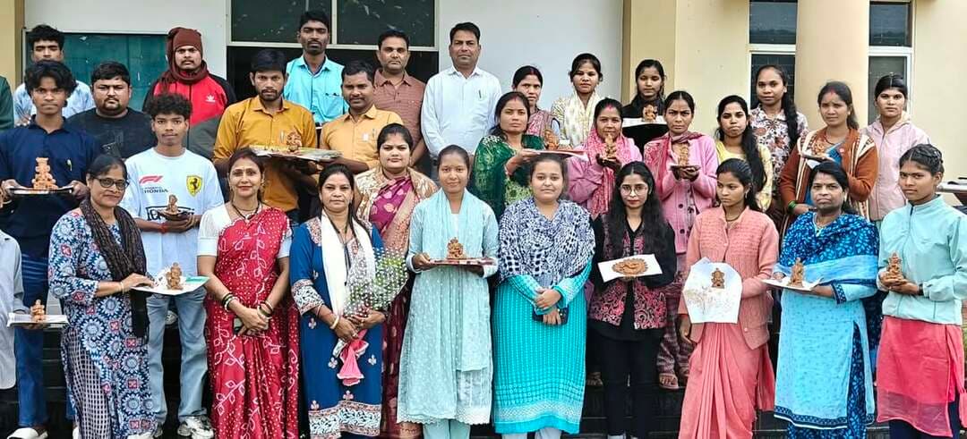 शासकीय महाविद्यालय तामिया में “माटी गणेश एवं सिद्ध गणेश प्रतिमा निर्माण प्रशिक्षण कार्यशाला” आयोजित
==========================================================
मुख्यमंत्री सामुदायिक नेतृत्व क्षमता विकास पाठ्यक्रम के अंतर्गत बीएसडब्ल्यू एवं एमएसडब्ल्यू पाठ्यक्रम के छात्र-छात्राओं को पर्यावरण संरक्षण एवं प्राकृतिक संसाधनों के प्रति जागरूक करने के उद्देश्य से शासकीय महाविद्यालय तामिया में आज “माटी गणेश एवं सिद्ध गणेश प्रतिमा निर्माण प्रशिक्षण कार्यशाला” का आयोजन किया गया।
कार्यशाला का आयोजन मध्यप्रदेश जन अभियान परिषद के जिला समन्वयक श्री अखिलेश जैन के निर्देशन एवं विकासखंड समन्वयक श्रीमती ललिता कुसरे के मार्गदर्शन में किया गया। प्रशिक्षण में मुख्यमंत्री सामुदायिक नेतृत्व क्षमता विकास पाठ्यक्रम के परामर्शदाता एवं प्रशिक्षक श्री पंकज राय, श्रीमती स्वाति सूर्यवंशी, श्री सुभाष मिनोटे, श्री संदीप राज एवं श्री महेंद्र यादव ने छात्र-छात्राओं को प्राकृतिक मिट्टी से गणेश प्रतिमा निर्माण की विभिन्न विधियों एवं तकनीकों का व्यावहारिक प्रशिक्षण दिया।
पर्यावरण अनुकूल गणेश प्रतिमा निर्माण का प्रशिक्षण - प्रशिक्षण कार्यशाला का मुख्य उद्देश्य गणेश उत्सव की पूर्व तैयारी के अंतर्गत छात्र-छात्राओं को मिट्टी से पर्यावरण अनुकूल गणेश प्रतिमा निर्माण की कला में प्रशिक्षित करना था। प्रशिक्षण प्राप्त करने के बाद छात्र-छात्राएं गांव-गांव जाकर ग्रामीण समुदाय, नवांकुर संस्था एवं सखी समूहों को मिट्टी की गणेश प्रतिमा बनाने के लिए प्रेरित एवं प्रशिक्षित कर सकेंगे।
कार्यशाला के माध्यम से यह संदेश दिया गया कि घर पर ही प्राकृतिक मिट्टी से गणेश प्रतिमा तैयार कर उसकी पूजा-अर्चना के उपरांत प्रतिमा को गमले अथवा पॉट में विसर्जित किया जा सकता है। इसके बाद उसी मिट्टी में पौधारोपण कर पौधों के पोषण में उसका उपयोग किया जा सकता है। इस प्रकार धार्मिक आस्था के साथ-साथ पर्यावरण संरक्षण को भी बढ़ावा दिया जा सकता है।
पीओपी की मूर्तियों के दुष्प्रभाव बताए- कार्यशाला में छात्र-छात्राओं को प्लास्टर ऑफ पेरिस (पीओपी) से निर्मित गणेश प्रतिमाओं के पर्यावरण पर पड़ने वाले दुष्प्रभावों के बारे में भी जानकारी दी गई। बताया गया कि पीओपी पानी में आसानी से घुलता नहीं है और विसर्जन के बाद इसके अवशेष जलस्रोतों में लंबे समय तक बने रह सकते हैं। इससे तालाब, नदी एवं अन्य जलस्रोतों की स्वच्छता प्रभावित होती है तथा जलीय पारिस्थितिकी तंत्र पर प्रतिकूल प्रभाव पड़ सकता है।
पीओपी से बनी प्रतिमाओं पर उपयोग किए जाने वाले रासायनिक रंग, पेंट, चमकीले पदार्थ एवं अन्य सजावटी सामग्री भी जल की गुणवत्ता को प्रभावित कर सकते हैं। मूर्ति विसर्जन के बाद इनके अवशेष जल में जमा होने से जल प्रदूषण बढ़ सकता है तथा मछलियों एवं अन्य जलीय जीवों के प्राकृतिक आवास पर प्रतिकूल प्रभाव पड़ सकता है। इसके अतिरिक्त, विसर्जन के बाद बड़ी मात्रा में मूर्ति अवशेष जलस्रोतों में जमा होने से उनकी सफाई एवं प्रबंधन की समस्या भी उत्पन्न होती है। इसलिए पर्यावरण की दृष्टि से प्राकृतिक मिट्टी से बनी छोटी गणेश प्रतिमाओं को अपनाना एक बेहतर विकल्प है। प्राकृतिक मिट्टी से निर्मित माटी गणेश प्रतिमा पर्यावरण के लिए अधिक अनुकूल विकल्प है। मिट्टी की प्रतिमा को घर पर ही सीमित मात्रा में पानी में विसर्जित कर प्राप्त मिट्टी को गमले या पॉट में डालकर उसमें पौधा लगाया जा सकता है। इस प्रकार गणेश उत्सव को आस्था, पर्यावरण संरक्षण और पौधारोपण से जोड़ा जा सकता है। छात्र-छात्राओं को संदेश दिया गया कि वे स्वयं माटी गणेश बनाएं तथा अपने परिवार, गांव एवं ग्रामीण समुदाय को भी "पीओपी की मूर्ति छोड़ें, माटी के गणेश अपनाएं” के लिए प्रेरित करें।
पर्यावरण संरक्षण का दिया संदेश - कार्यक्रम में वक्ता के रूप में राष्ट्रीय स्वयंसेवक संघ के जिला सह सेवा प्रमुख श्री कोमल सूर्यवंशी, तामिया उपस्थित थे। उन्होंने छात्र-छात्राओं को पर्यावरण संरक्षण, वृक्षों के महत्व तथा प्राकृतिक मिट्टी से गणेश प्रतिमा निर्माण के लाभों के बारे में विस्तार से जानकारी दी। उन्होंने बताया कि मिट्टी की प्रतिमा का उपयोग धार्मिक आस्था के साथ पर्यावरण संरक्षण के लिए भी किया जा सकता है। गणेश प्रतिमा के विसर्जन के बाद उसी मिट्टी को गमले में उपयोग कर पौधा लगाया जा सकता है, जिससे गणेश उत्सव को “पूजा से प्रकृति संरक्षण” से जोड़ा जा सके। उन्होंने उपस्थित छात्र-छात्राओं एवं समुदाय को पर्यावरण अनुकूल गणेश उत्सव मनाने के लिए प्रेरित किया।
छात्र-छात्राओं ने लिया संकल्प - प्रशिक्षण कार्यशाला में छात्र-छात्राओं ने अत्यंत उत्साह एवं रुचि के साथ मिट्टी से गणेश प्रतिमा निर्माण की कला सीखी। उन्होंने संकल्प लिया कि प्रशिक्षण में प्राप्त ज्ञान को अपने गांवों एवं समुदाय तक पहुंचाएंगे तथा अधिक से अधिक लोगों को मिट्टी के गणेश बनाने और पर्यावरण संरक्षण के लिए प्रेरित करेंगे। कार्यशाला में मुख्य रूप से मुख्यमंत्री सामुदायिक नेतृत्व क्षमता विकास पाठ्यक्रम के परामर्शदाता, बीएसडब्ल्यू एवं एमएसडब्ल्यू के छात्र-छात्राएं, प्रबुद्धजन एवं नवांकुर संस्था/समिति के सदस्यों ने सहभागिता की। कार्यशाला का समापन इस संदेश के साथ हुआ कि गणेश उत्सव केवल आस्था का पर्व ही नहीं, बल्कि प्रकृति एवं पर्यावरण के संरक्षण का भी अवसर है।
मुख्य संदेश: “माटी के गणेश बनाएं, पर्यावरण बचाएं। पीओपी की मूर्ति छोड़ें, प्राकृतिक मिट्टी के गणेश अपनाएं। गणेश प्रतिमा का विसर्जन करें गमले में और उसी मिट्टी से पौधा लगाकर प्रकृति को समर्पित करें।