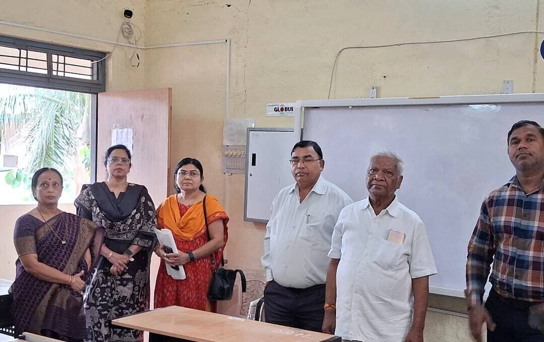 राज्य सेवा मुख्य परीक्षा-2026 के लिए आयोग द्वारा नियुक्त संभागीय पर्यवेक्षक द्वारा किया गया परीक्षा केंद्र का निरीक्षण
7 से 12 सितंबर तक होगी परीक्षा, 50 परीक्षार्थी होंगे सम्मिलित
===========================================================
मध्यप्रदेश लोक सेवा आयोग द्वारा राज्य सेवा मुख्य परीक्षा-2026 का आयोजन 07 से 12 सितंबर 2026 तक प्रातः 10 बजे से दोपहर 1 बजे तक एक सत्र में किया जाएगा। जिला मुख्यालय स्थित परीक्षा केंद्र राजमाता सिंधिया शासकीय स्नातकोत्तर कन्या महाविद्यालय, छिंदवाड़ा में आयोजित होने वाली इस परीक्षा में 50 परीक्षार्थी सम्मिलित होंगे।
परीक्षा केंद्र राजमाता सिंधिया शासकीय स्नातकोत्तर कन्या महाविद्यालय छिंदवाड़ा का आयोग द्वारा नियुक्त संभागीय पर्यवेक्षक उच्च न्यायिक सेवा के सेवानिवृत्त अधिकारी श्री एन.सी. नागराज द्वारा आज निरीक्षण किया गया। निरीक्षण के दौरान परीक्षा प्रभारी एवं डिप्टी कलेक्टर श्री रमेश कुमार मेहरा तथा केंद्राध्यक्ष एवं प्राचार्य श्रीमती अस्मिता मुंजे उपस्थित थीं। निरीक्षण के दौरान आयोग के निर्देशानुसार परीक्षा को सुव्यवस्थित रूप से संपन्न कराने के संबंध में आवश्यक दिशा-निर्देश दिए गए।
इलेक्ट्रॉनिक उपकरण एवं अन्य सामग्री पर रहेगा प्रतिबंध - मध्यप्रदेश लोक सेवा आयोग के निर्देशानुसार परीक्षा केंद्रों में किसी भी इलेक्ट्रॉनिक डिवाइस के उपयोग को रोकने के लिए परीक्षार्थियों को परीक्षा कक्ष में जूते-मोजे पहनकर प्रवेश की अनुमति नहीं होगी। परीक्षार्थी चप्पल एवं सैंडल पहनकर परीक्षा केंद्र में आ सकते हैं। चेहरे को ढककर परीक्षा कक्ष में प्रवेश वर्जित रहेगा।
परीक्षार्थियों के लिए एसेसरीज जैसे बालों को बांधने का क्लचर/बकल, घड़ी, हाथ में पहने जाने वाले किसी भी प्रकार के बैंड, कमर में पहने जाने वाले बेल्ट, धूप में पहने जाने वाले चश्मे, पर्स/वॉलेट एवं टोपी वर्जित हैं। सिर, नाक, कान, गला, हाथ-पैर, कमर आदि में पहने जाने वाले सभी प्रकार के आभूषण तथा हाथ में बंधे धागे/कलावा/रक्षा सूत्र आदि का सूक्ष्मता से परीक्षण किया जाएगा। वीक्षकों द्वारा परीक्षार्थियों के परीक्षा कक्ष में जाने से पूर्व तलाशी ली जाएगी। परीक्षार्थियों को मोबाइल, कैलकुलेटर सहित अन्य इलेक्ट्रॉनिक उपकरण, पठन सामग्री एवं वर्जित वस्तुएं लेकर परीक्षा कक्ष में प्रवेश की अनुमति नहीं रहेगी।
90 मिनट पूर्व केंद्र पर पहुंचना होगा - परीक्षा को निर्विघ्न, सुव्यवस्थित एवं शांतिपूर्ण रूप से संपन्न कराने के लिए नवीन प्रक्रिया के अंतर्गत परीक्षा केंद्रों में सीसीटीवी, सर्विलेंस, बॉयोमेट्रिक, फ्रिस्किंग एवं वीओआईपी की व्यवस्था लागू की गई है। इस प्रक्रिया के अंतर्गत सभी परीक्षार्थियों को परीक्षा प्रारंभ होने के 90 मिनट पूर्व परीक्षा केंद्र में उपस्थित होना अनिवार्य होगा।
