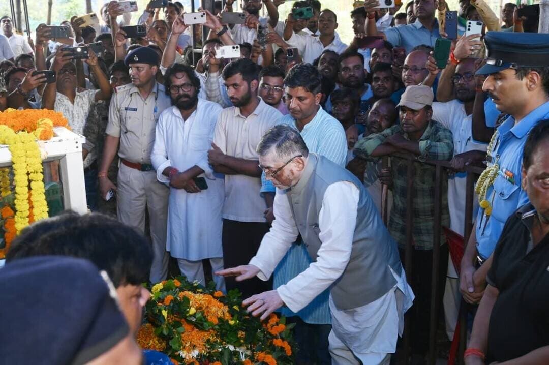मंत्री सुदिव्य कुमार के निधन पर राज्यपाल ने जताया शोक, गिरिडीह पहुंचकर दी श्रद्धांजलि
गिरिडीह: झारखंड के मंत्री सुदिव्य कुमार के आकस्मिक निधन पर राज्यपाल संतोष कुमार गंगवार ने गहरा शोक व्यक्त किया है। रविवार को राज्यपाल गिरिडीह स्थित दिवंगत मंत्री के आवास पहुंचे और उनके पार्थिव शरीर पर माल्यार्पण कर श्रद्धांजलि दी।
इस दौरान राज्यपाल ने शोकाकुल परिजनों से मुलाकात की और उन्हें अपनी संवेदना व्यक्त की। उन्होंने कहा कि सुदिव्य कुमार का असामयिक निधन बेहद दुखद और पीड़ादायक है। उनके निधन से झारखंड को अपूरणीय क्षति हुई है।
राज्यपाल ने दिवंगत मंत्री के परिवार के प्रति संवेदना जताते हुए ईश्वर से प्रार्थना की कि इस कठिन समय में परिजनों को दुख सहने की शक्ति और धैर्य प्रदान करें।
#SudivyaKumar #SudivyaSonu #सुदिव्यकुमार #सुदिव्यसोनू #JharkhandNews #Jharkhand #Giridih #GiridihNews #RanchiNews #JharkhandPolitics #GovernorJharkhand #SantoshGangwar #श्रद्धांजलि #शोकसंवेदना #अंतिमविदाई #BreakingNews #LatestNews #ViralNews #NewsUpdate #JharkhandNews24Live