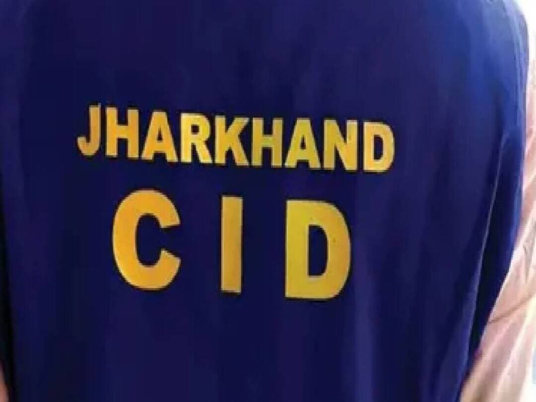 JSSC-CGL परीक्षा मामले में CID की कार्रवाई, एक और सफल अभ्यर्थी गिरफ्तार
रांची: JSSC-CGL प्रतियोगिता परीक्षा से जुड़े मामले में झारखंड CID की कार्रवाई जारी है। इसी क्रम में CID ने एक और सफल अभ्यर्थी को गिरफ्तार किया है।
गिरफ्तार अभ्यर्थी की पहचान समीर कुमार, पिता स्वर्गीय प्रदीप कुमार, निवासी गिरिडीह के रूप में हुई है। जानकारी के अनुसार, समीर कुमार की गिरफ्तारी CID थाना कांड संख्या 01/2025 के तहत की गई है।
CID की टीम ने कार्रवाई करते हुए समीर कुमार को गिरफ्तार किया है। JSSC-CGL परीक्षा में कथित गड़बड़ी और अनियमितताओं से जुड़े मामले की जांच CID कर रही है। इसी जांच के दौरान एक के बाद एक कार्रवाई की जा रही है।
इस मामले में CID की जांच आगे भी जारी है। अधिकारियों की ओर से मामले से जुड़े अन्य पहलुओं की जांच की जा रही है।
#JSSC #JSSCCGL #JSSC_CGL #JSSCNews #JSSCUpdate #CGLExam #CGLNews #CID #JharkhandCID #Jharkhand #JharkhandNews #RanchiNews #Giridih #GiridihNews #ExamScam #RecruitmentScam #ExamUpdate #GovernmentJobs #SarkariNaukri #BreakingNews #LatestNews #ViralNews #NewsUpdate #JharkhandJobs #loktantrabharat