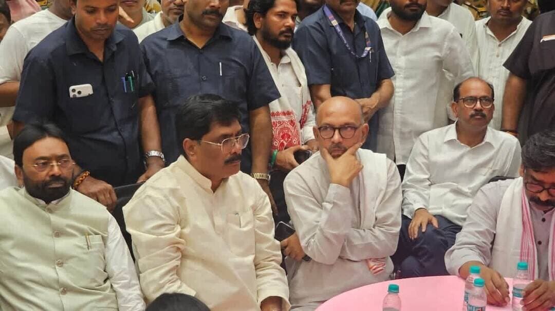 मंत्री सुदिव्य सोनू के घर पहुंचे CM हेमंत सोरेन, मंत्रियों और विधायकों ने दी श्रद्धांजलि
गिरिडीह: मंत्री सुदिव्य कुमार सोनू के निधन के बाद मुख्यमंत्री हेमंत सोरेन उनके आवास पहुंचे। मुख्यमंत्री के साथ सरकार के कई मंत्री और विधायक भी मौजूद रहे।
सभी ने सुदिव्य कुमार सोनू के पार्थिव शरीर के अंतिम दर्शन किए और उन्हें श्रद्धांजलि अर्पित की। इस दौरान बड़ी संख्या में उनके समर्थक, करीबी और चाहने वाले भी घर पहुंचे। पूरे माहौल में गम और शोक दिखाई दिया।
मुख्यमंत्री हेमंत सोरेन ने शोकाकुल परिवार से मुलाकात कर उन्हें सांत्वना दी और दिवंगत मंत्री की आत्मा की शांति के लिए प्रार्थना की। सुदिव्य सोनू के निधन से झारखंड के राजनीतिक गलियारे के साथ-साथ गिरिडीह में भी शोक की लहर है।
#SudivyaSonu #SudivyaKumarSonu #HemantSoren #Giridih #GiridihNews #Jharkhand #JharkhandNews #JMM #JharkhandPolitics #FinalTribute #Tribute #Condolences #श्रद्धांजलि #सुदिव्यसोनू #हेमंतसोरेन #गिरिडीह #झारखंड #BreakingNews #LatestNews #ViralNews #NewsUpdate #NewsJharkhand24Live