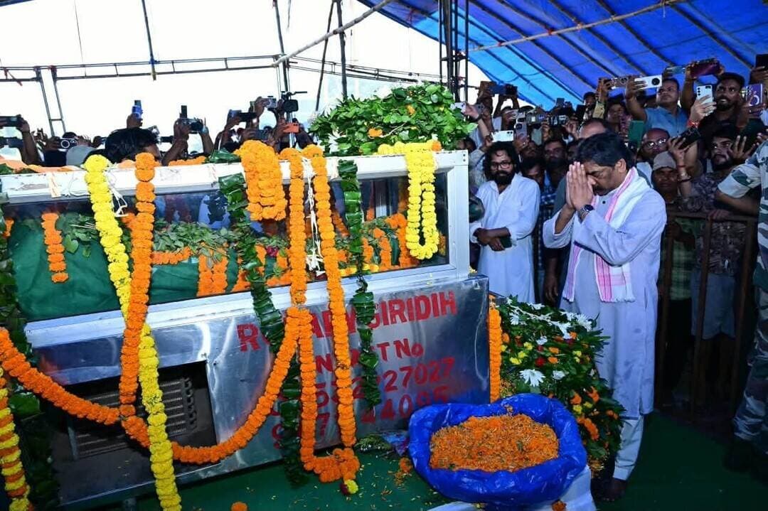 मुख्यमंत्री हेमंत सोरेन ने सुदिव्य कुमार सोनू को दी श्रद्धांजलि
गिरिडीह: मुख्यमंत्री हेमंत सोरेन ने कैबिनेट मंत्री और गिरिडीह विधायक सुदिव्य कुमार सोनू के पार्थिव शरीर का अंतिम दर्शन कर उन्हें भावभीनी श्रद्धांजलि दी।
इस दौरान मुख्यमंत्री ने दिवंगत सुदिव्य कुमार सोनू को याद करते हुए शोक व्यक्त किया। उन्होंने ईश्वर से दिवंगत आत्मा की शांति और शोकाकुल परिवार को इस दुख को सहने की शक्ति देने की प्रार्थना की।
सुदिव्य कुमार सोनू के निधन से झारखंड के राजनीतिक और सामाजिक क्षेत्र में शोक की लहर है। उनके अंतिम दर्शन और श्रद्धांजलि देने के लिए बड़ी संख्या में लोग पहुंच रहे हैं।
#HemantSoren #SudivyaKumarSonu #SudivyaSonu #Giridih #GiridihJharkhand #Jharkhand #JharkhandNews #JMM #Condolences #Tribute #FinalTribute #CabinetMinister #GiridihNews #RanchiNews #JharkhandPolitics #BreakingNews #LatestNews #ViralNews #NewsUpdate #श्रद्धांजलि #सुदिव्यकुमारसोनू #हेमंतसोरेन #गिरिडीह #झारखंड #NewsJharkhand24Live