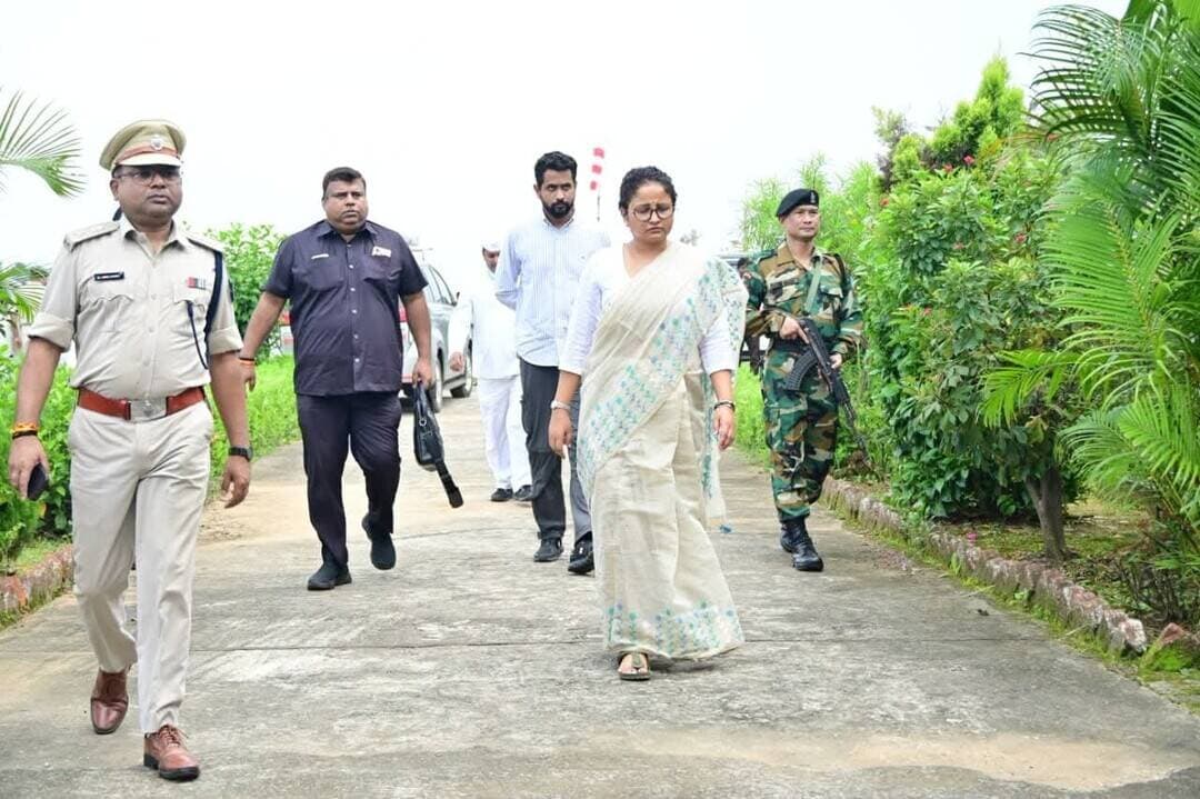 सुदिव्य कुमार सोनू को अंतिम विदाई देने गिरिडीह पहुंचे CM हेमंत सोरेन। मुख्यमंत्री हेमंत सोरेन अपनी पत्नी कल्पना सोरेन के साथ पहुंचे और दिवंगत मंत्री को श्रद्धांजलि दी। इस दौरान परिजनों से मुलाकात कर शोक संवेदना भी व्यक्त की।
#HemantSoren #KalpanaSoren #Giridih #GiridihNews #SudivyaKumarSonu #LastRites #FinalTribute #JharkhandCM #JMM #JharkhandNews #Jharkhand #RanchiNews #BreakingNews #LatestNews #NewsUpdate.